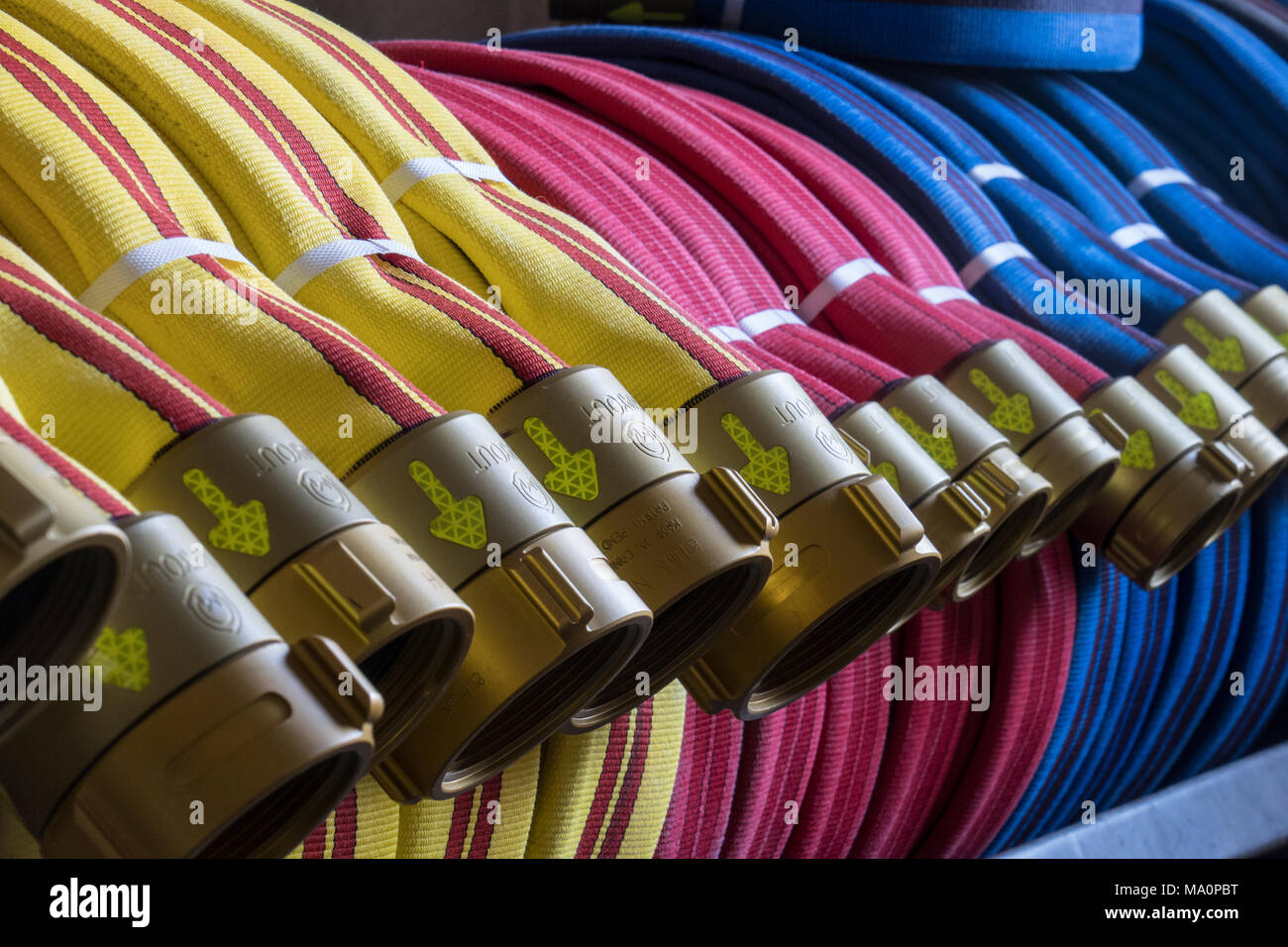 Nuove manichette avvolto e pronto allineati in un volontario dei vigili del fuoco fire casa nella periferia del Connecticut Foto Stock