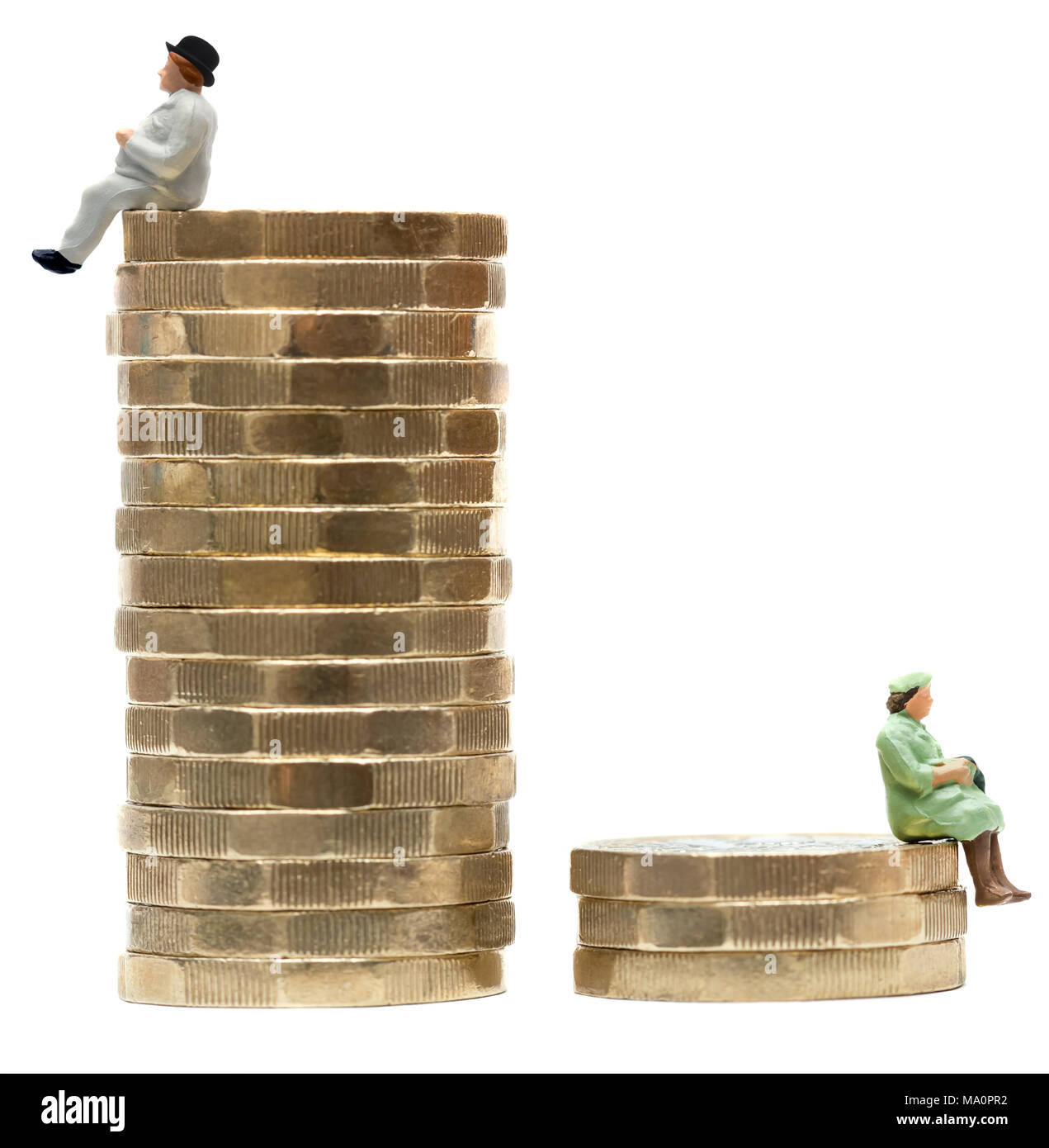 Sesso pagare la parità Concetto di immagine di un uomo e di una donna su una pila di libbra di monete Foto Stock
