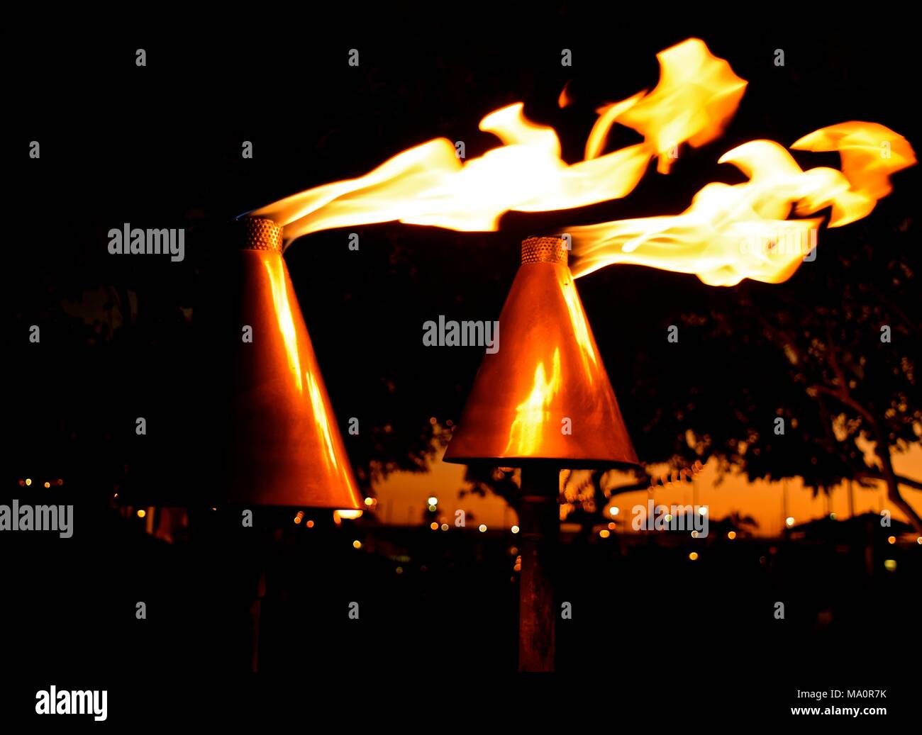 Originari della cultura Tiki e utilizzati come decorazioni di festa nelle Hawaii. Foto Stock