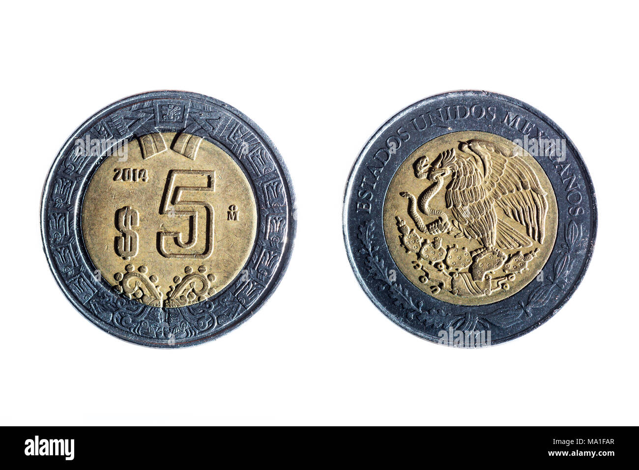 Anteriore e posteriore di un cinque pesos moneta messicana su sfondo bianco Foto Stock