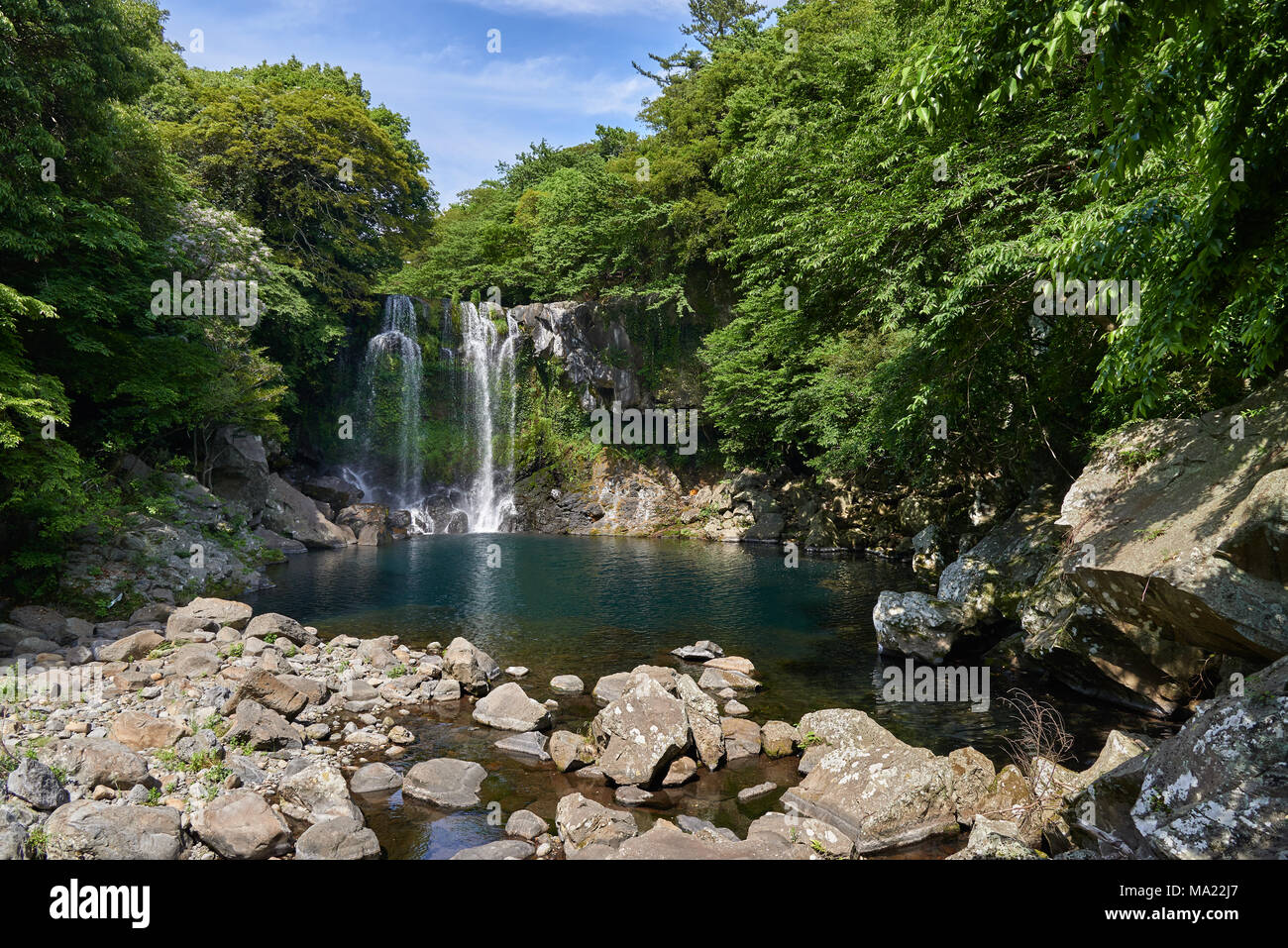 Cheonjeyeon 2a cascata. Cheonjeyeon è di tre livelli di cascata, che è una delle più famose cascate di Jeju Island, Corea. Foto Stock