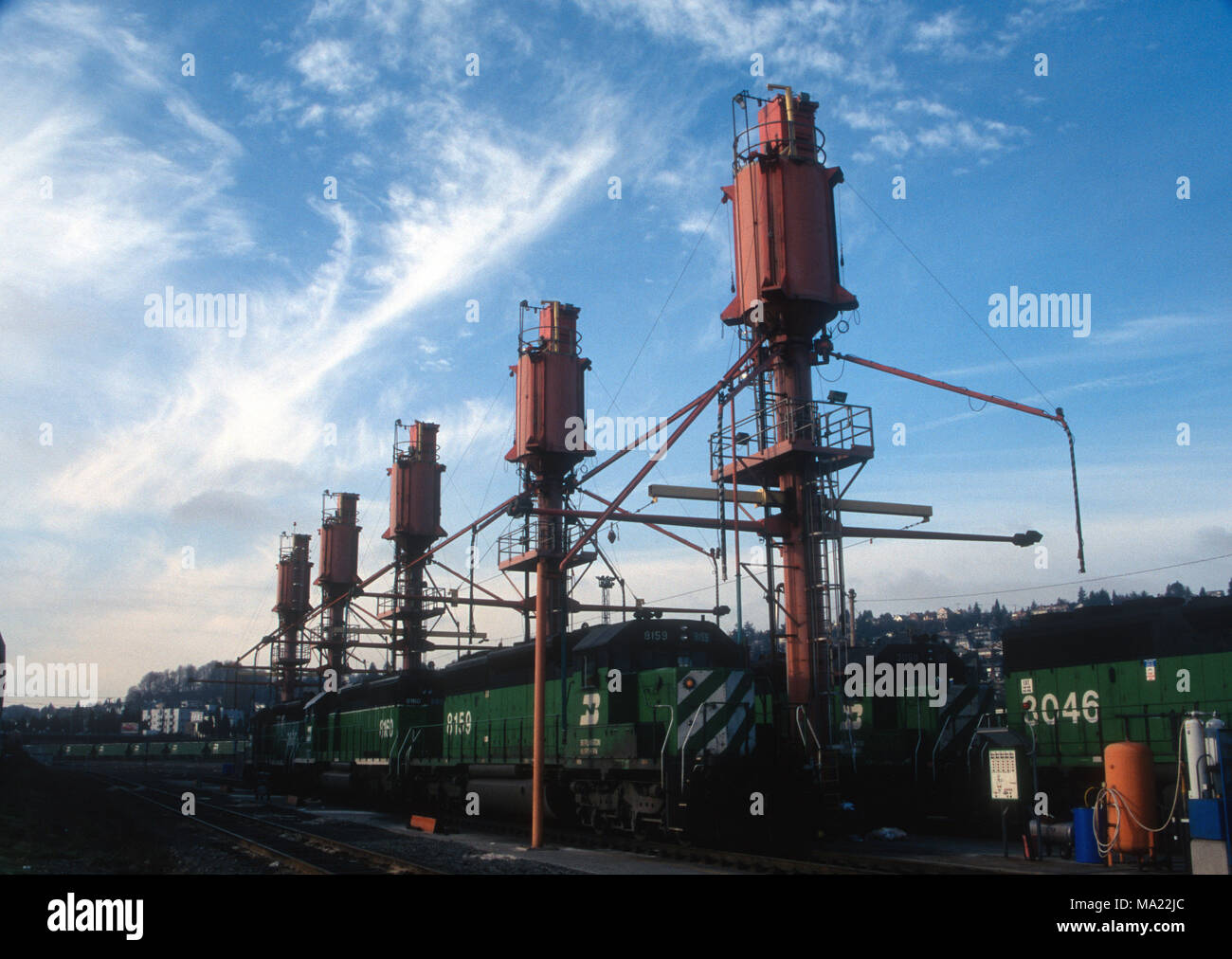 Torri di rifornimento al cantiere ferroviario a Seattle, Washington Foto Stock