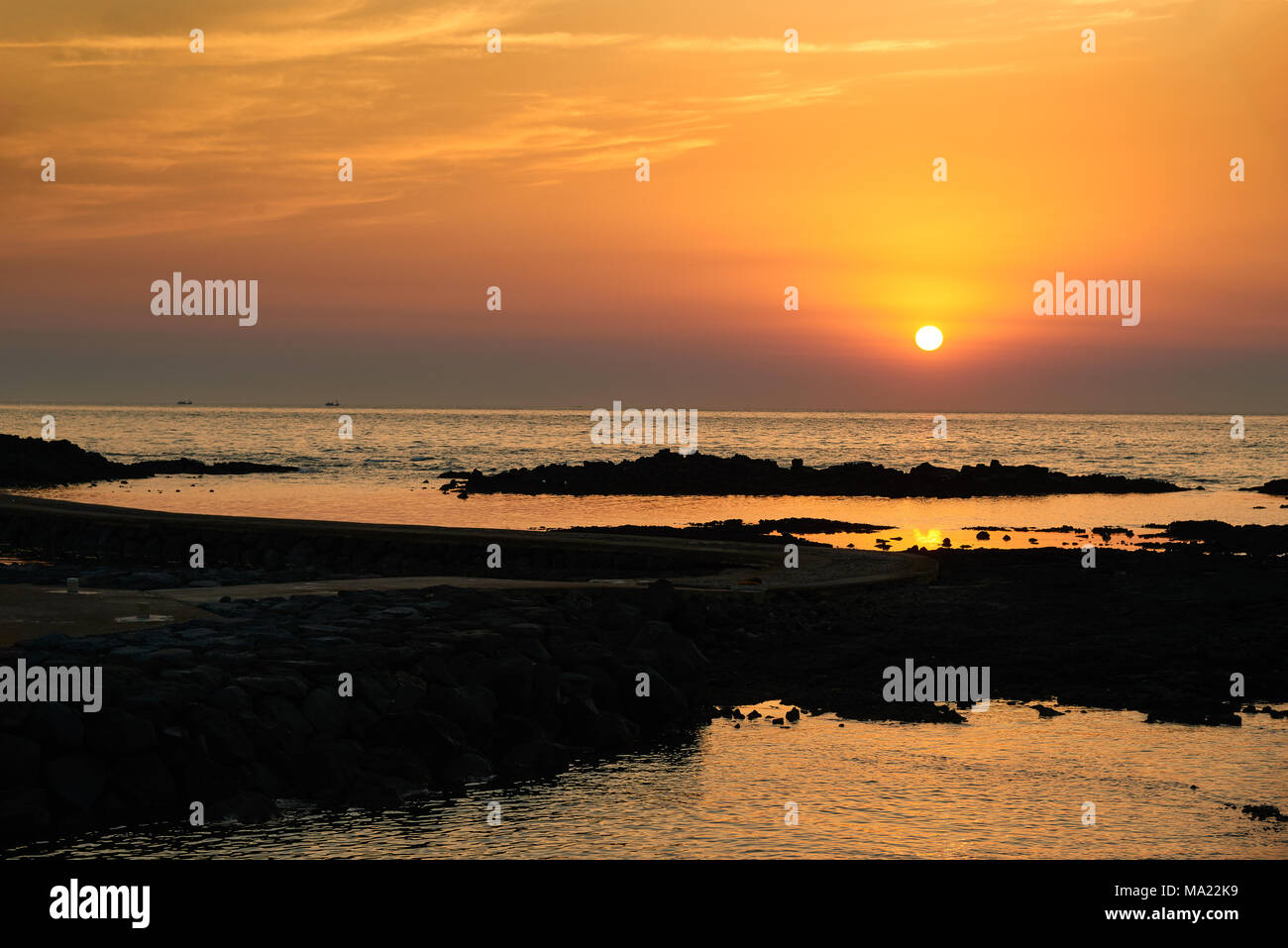 Il mulino a vento di Sinchang costa è famosa per il corso di guida a causa del suo paesaggio naturale con generatore a vento. Foto Stock