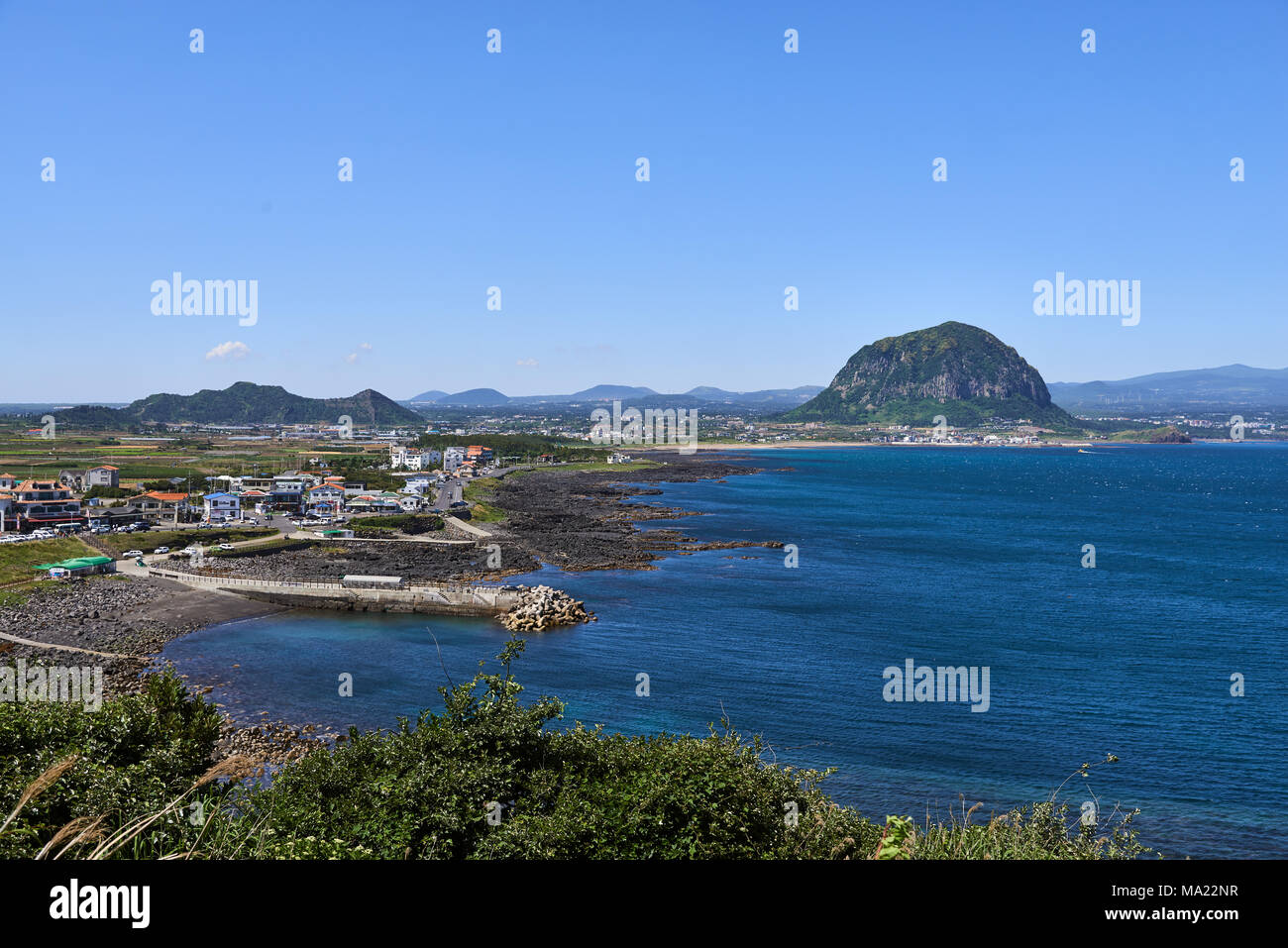 Paesaggio di Sagye-ri village e la costa sud-occidentale dell'Isola di Jeju con Sanbangsan Hallasan e montagna, visto da Olle sentiero no.10 a Songaksan. Foto Stock