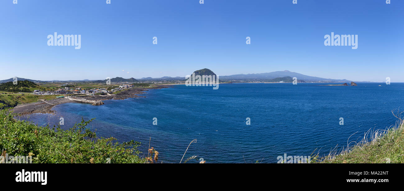 Paesaggio di Sagye-ri village e la costa sud-occidentale dell'Isola di Jeju con Sanbangsan Hallasan e montagna, visto da Olle sentiero no.10 a Songaksan. Foto Stock