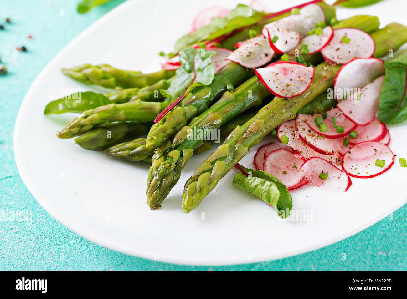 Insalata di asparagi con radicchio e bietole. Cucina vegana. Cibo sano. Foto Stock