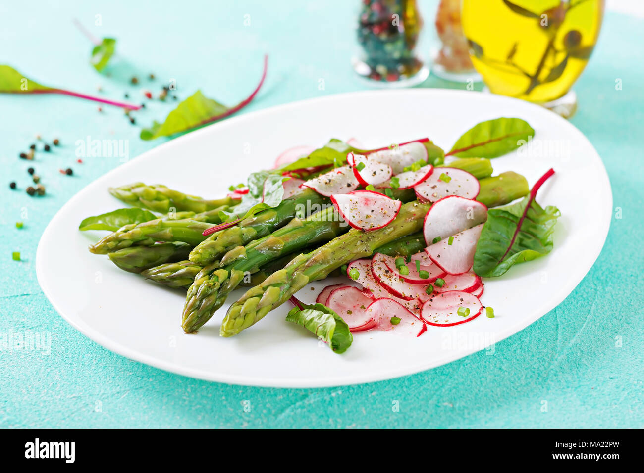 Insalata di asparagi con radicchio e bietole. Cucina vegana. Cibo sano. Foto Stock