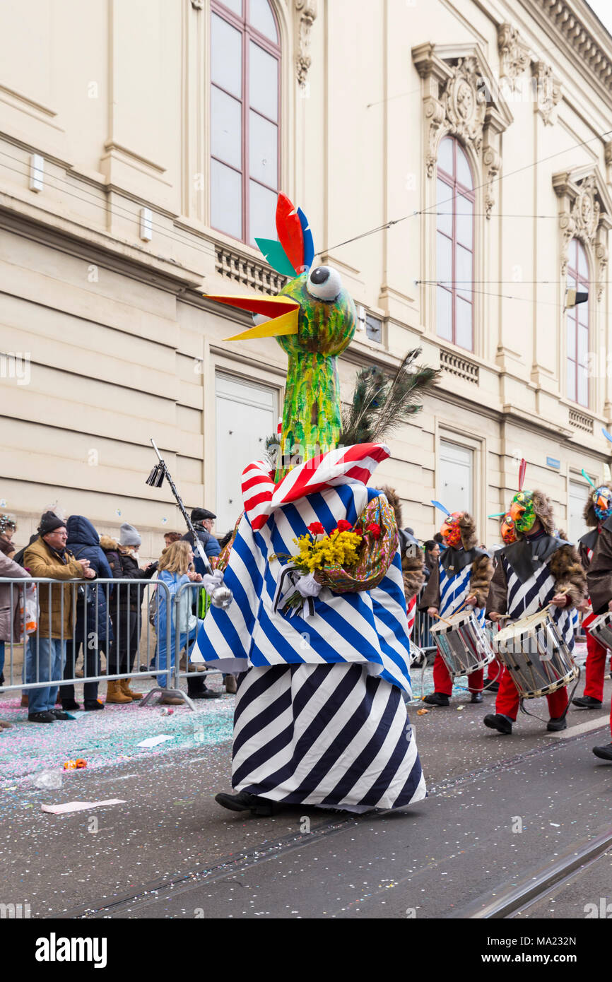 Il Carnevale di Basilea. Steinenberg, Basilea, Svizzera - Febbraio 21st, 2018. Il gruppo Carnival leader in un uccello creativa del costume. Foto Stock