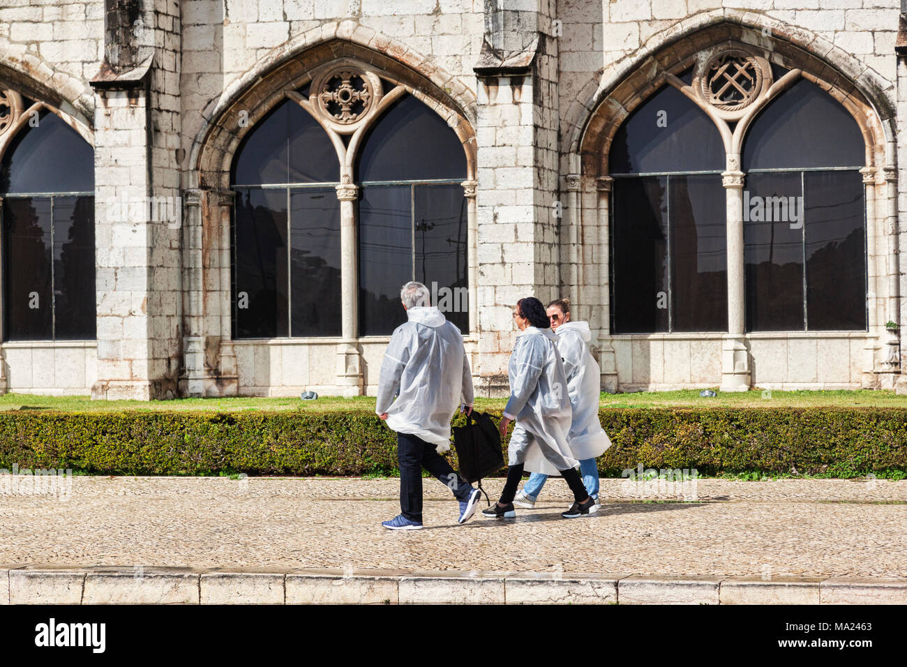 5 Marzo 2018: Lisbona, Portogallo - Famiglia indossando mantelline pioggia dopo una doccia di pioggia al Monastero di Jeronimos Belem Lisbona Portogallo Foto Stock