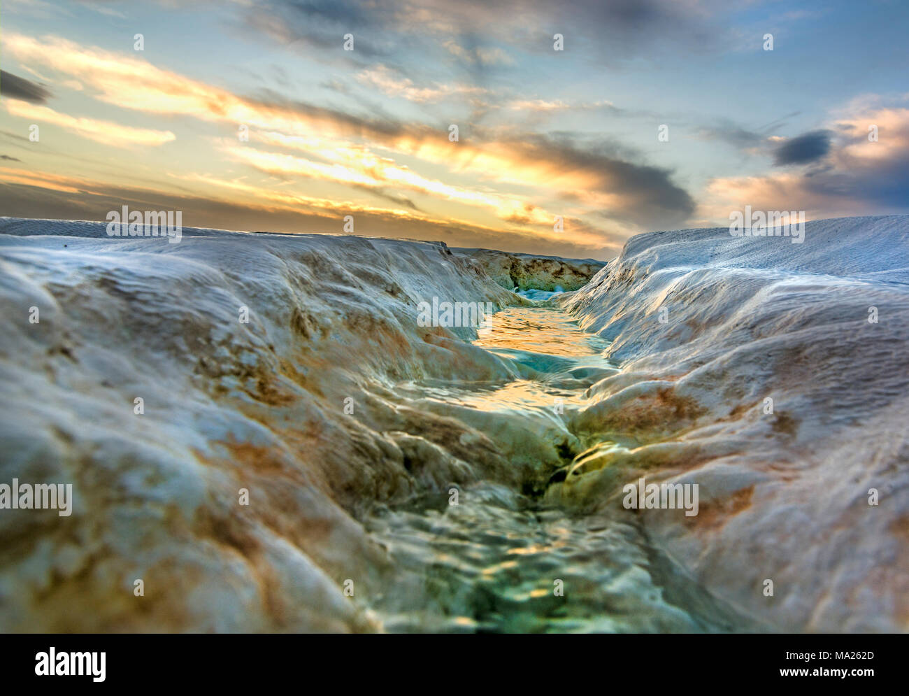 Pamukkale travertino,Traverten è un versatile, slip formato mediante reazione chimica post-precipitazione dovute a cause diverse e ambienti. Geological Foto Stock