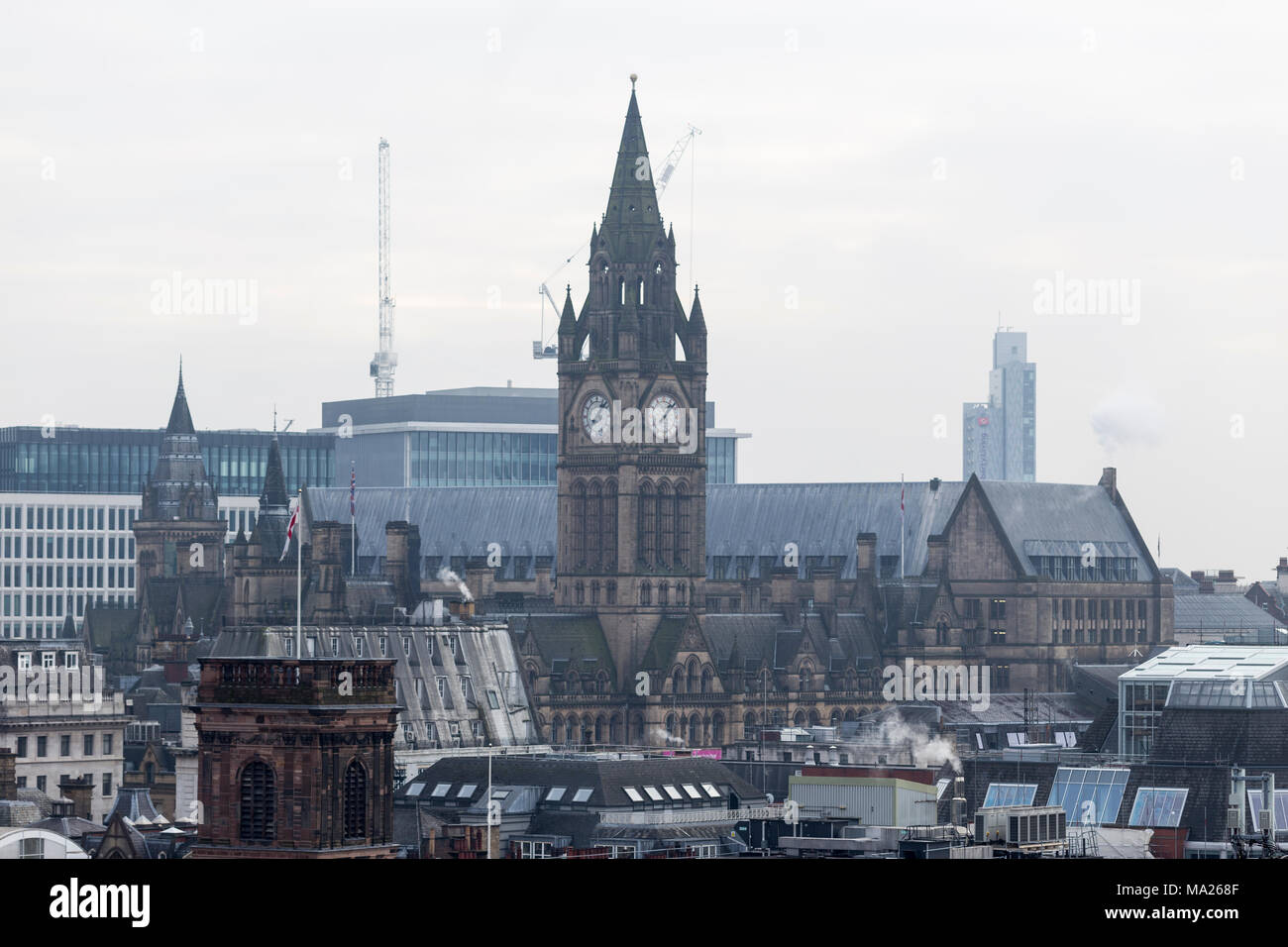 Lo skyline di Manchester che mostra Manchester Town Hall clock tower Foto Stock
