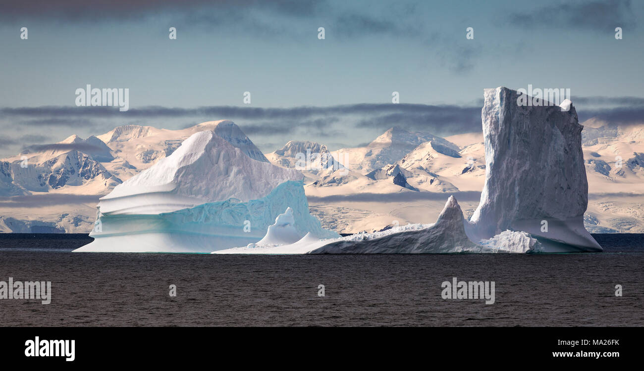 Iceberg galleggianti in parte anteriore del Brabant Isola, Antartide Foto Stock