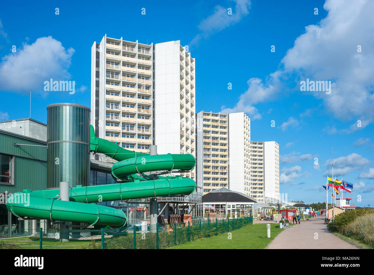 Lungomare con l'hotel e centro di vacanze IFA e l'acqua scivolo della piscina interna FehMare, Burgtiefe, Fehmarn, Mar Baltico, Schlesw Foto Stock