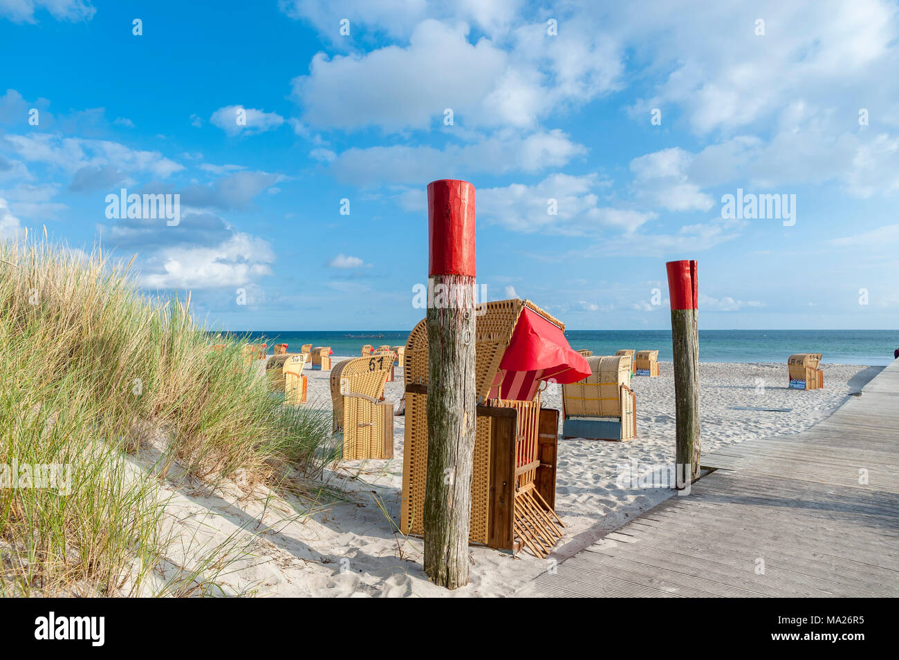 Il baldacchino sedie da spiaggia in vimini a South Beach, Burgtiefe, Fehmarn, Mar Baltico, Schleswig-Holstein, Germania, Europa Foto Stock