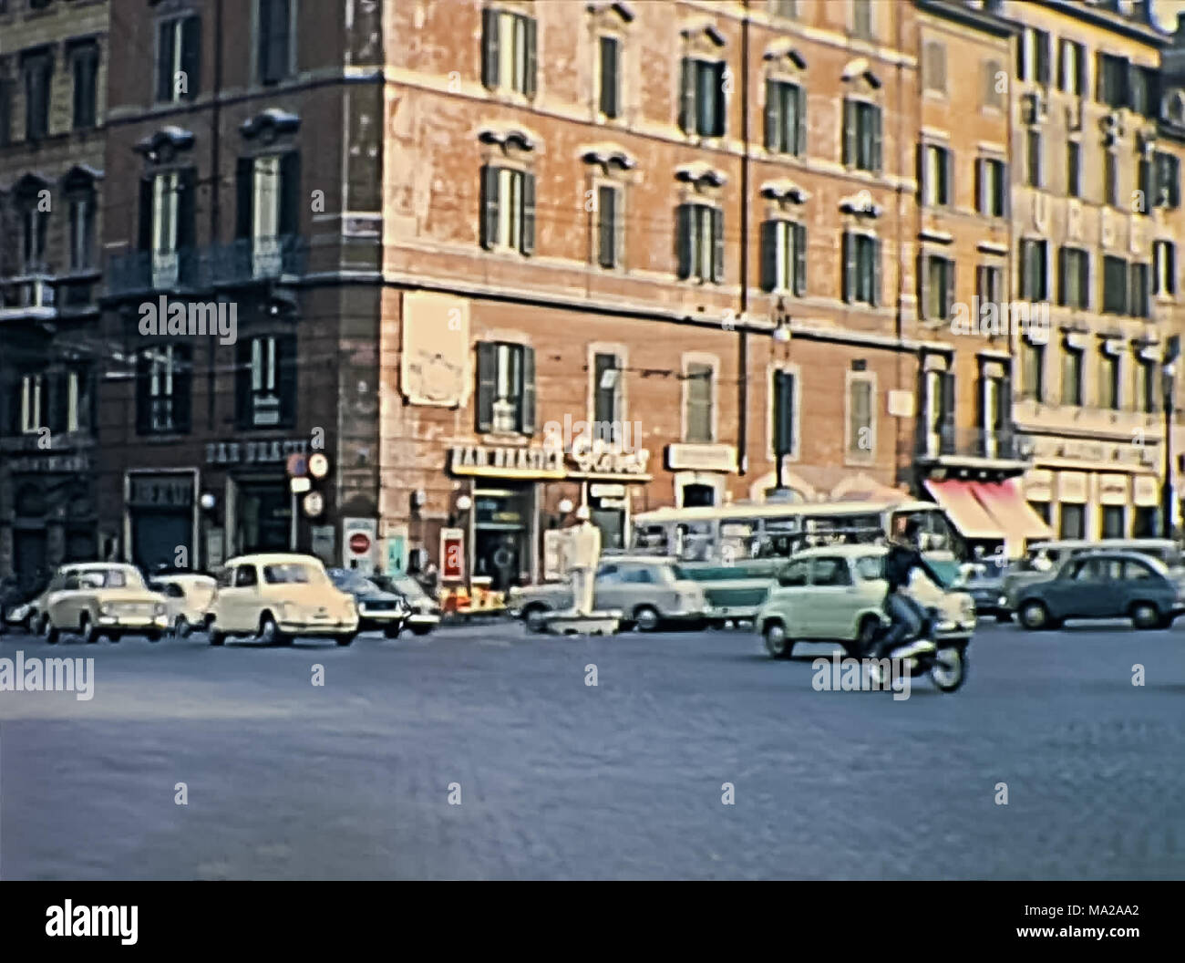 Roma, Italia - circa 1967: Piazza Venezia con la gente e la classica degli anni sessanta la Fiat auto a Roma accanto al Campidoglio e Vittoriano Altare della Patria, monumento patriottico. Storica immagine ripristinata. Foto Stock