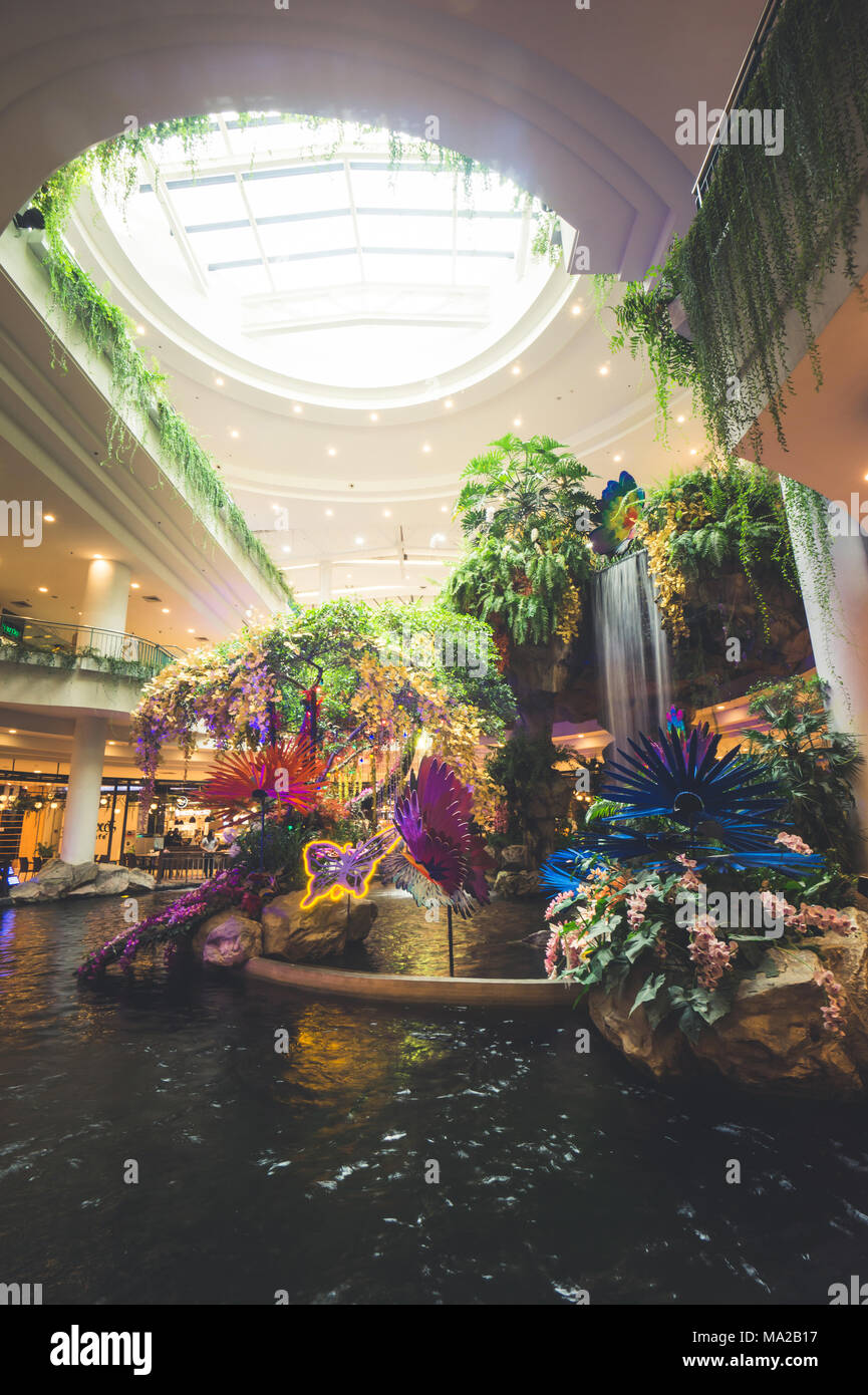 NAKHON RATCHASIMA, Tailandia - 30 agosto 2017 : giardino artificiale e cascata decorazione presso il centro commerciale per lo shopping Foto Stock