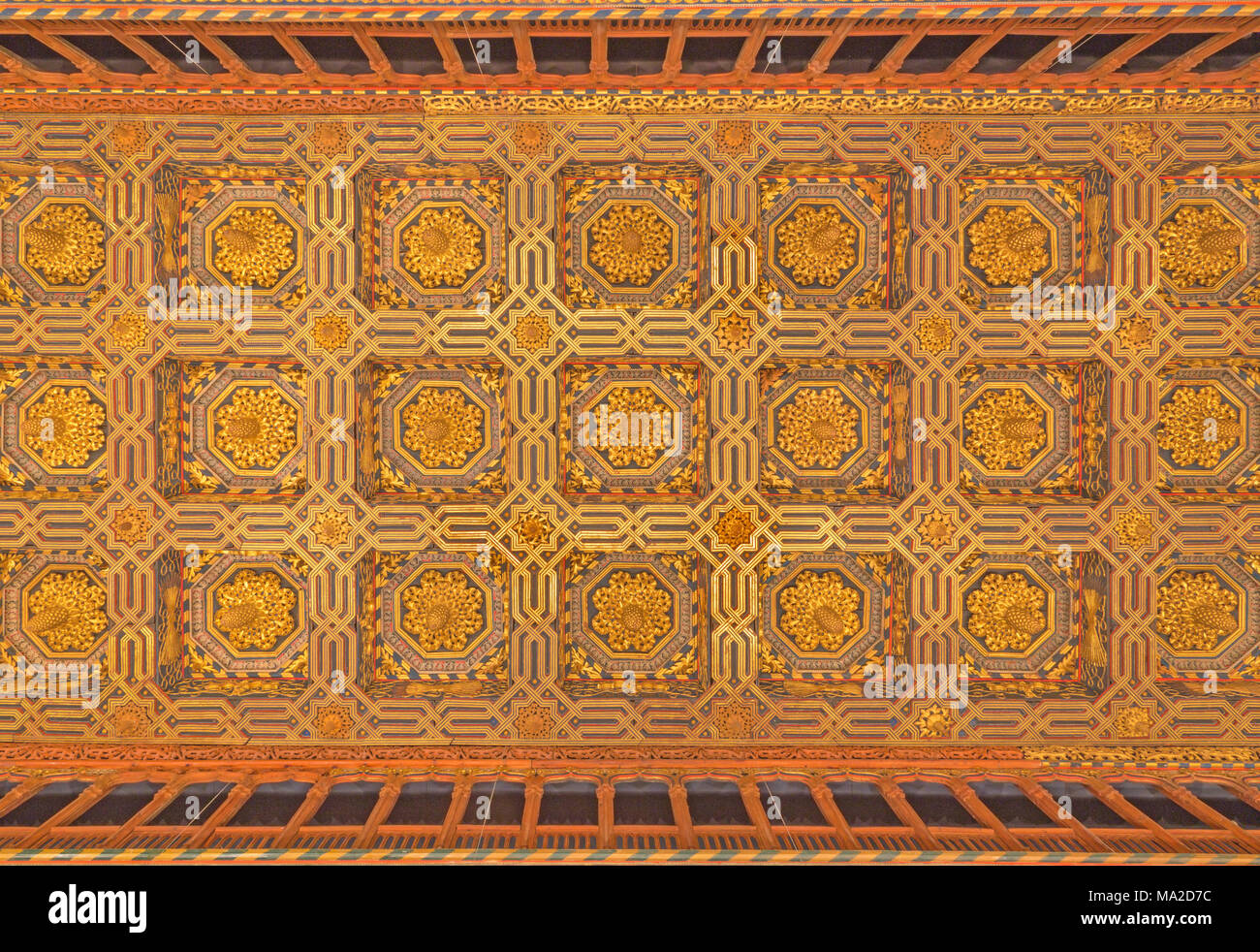 Saragozza, Spagna - 2 Marzo 2018: il soffitto intagliato in stile mudejar La Castillo de la Aljafería palace. Foto Stock