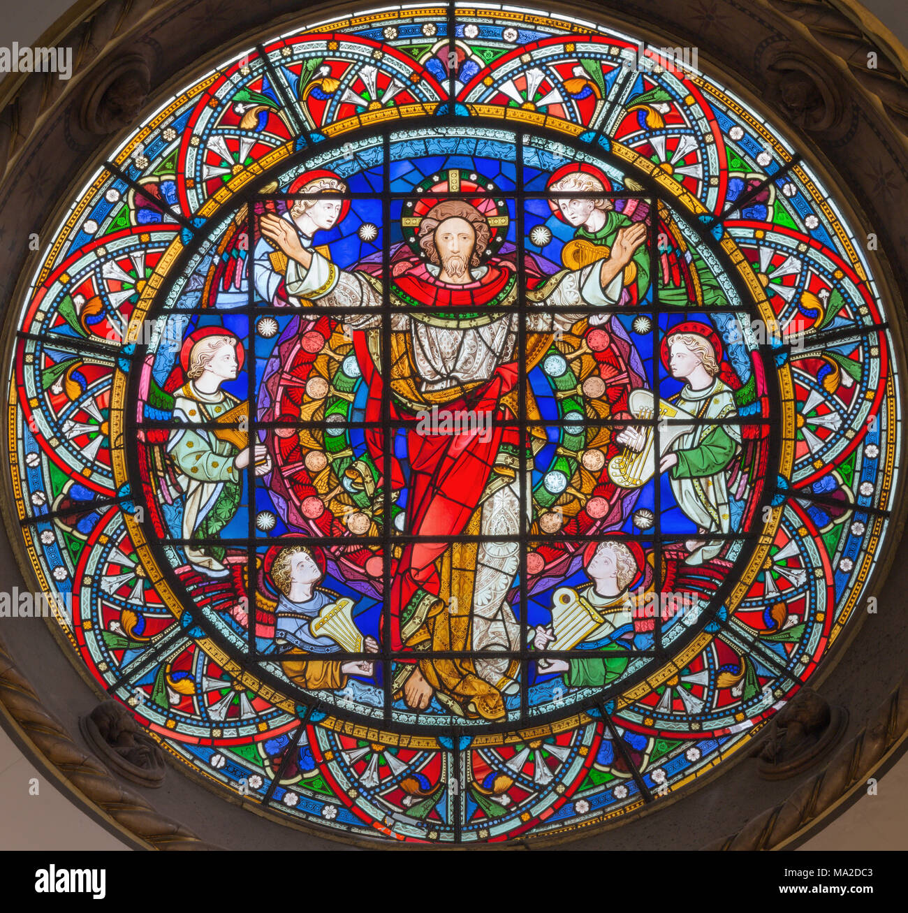 Londra, Gran Bretagna - 14 settembre 2017: il Risorto Gesù Cristo tra gli angeli sul vetro macchiato nella Chiesa San Michele Cornhill Foto Stock