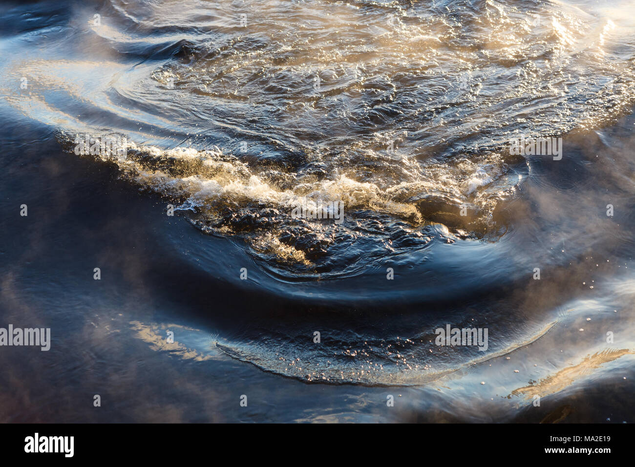 Il vapore acqueo sulla superficie del freddo acqua ghiacciata a sunny fredda giornata invernale Foto Stock