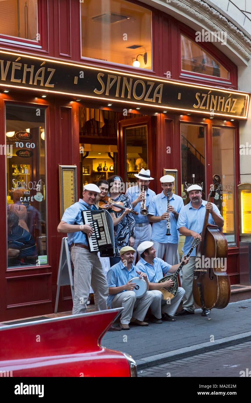 Il Klezmerband Sabbathsong davanti al cabaret pub 'Spinoza' nel quartiere ebraico di Elizabethtown, Budapest, Ungheria Foto Stock