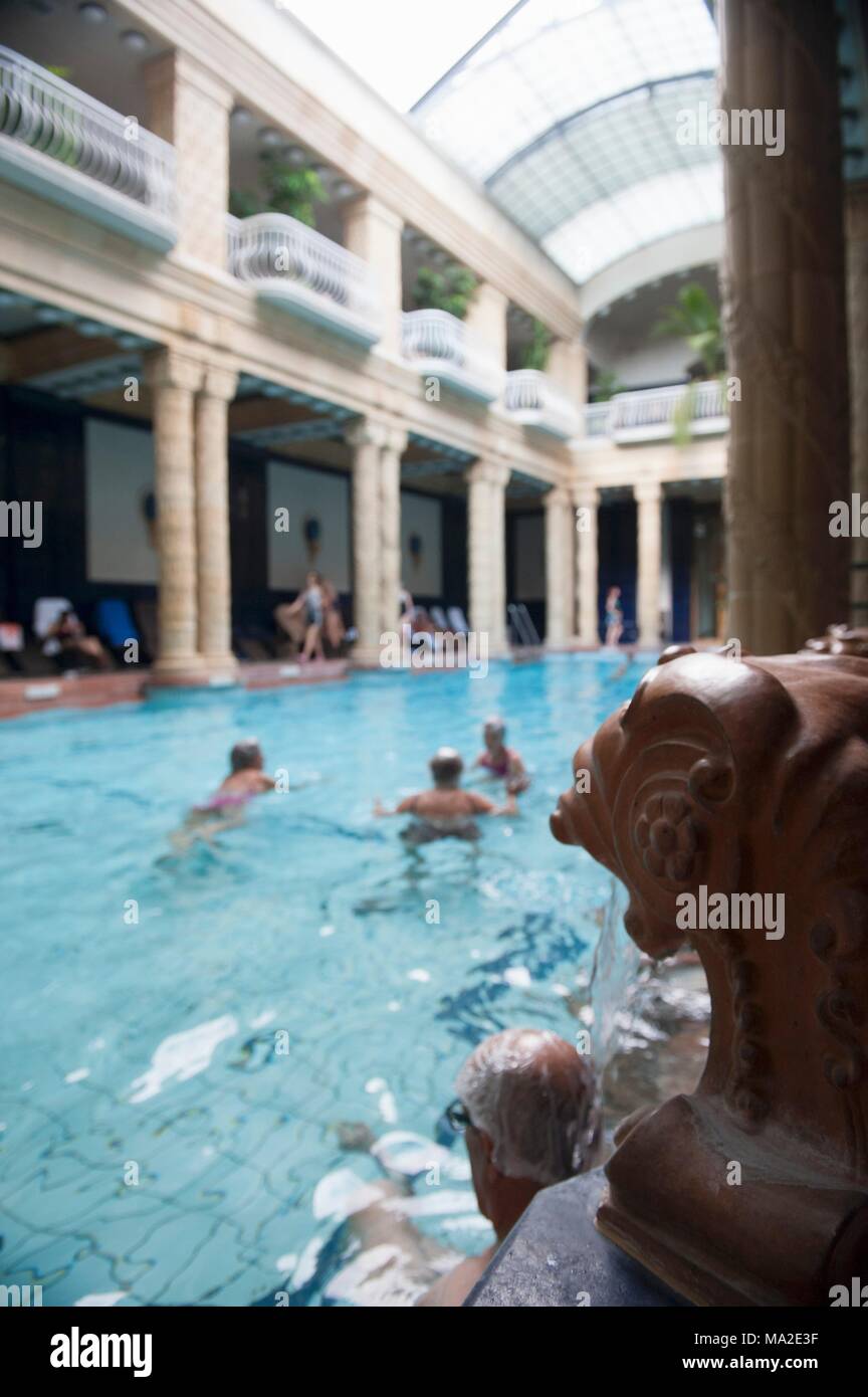 La piscina nella hall principale dell'art nouveau bagni termali Gellért con il suo tetto vetrato, Budapest, Ungheria Foto Stock