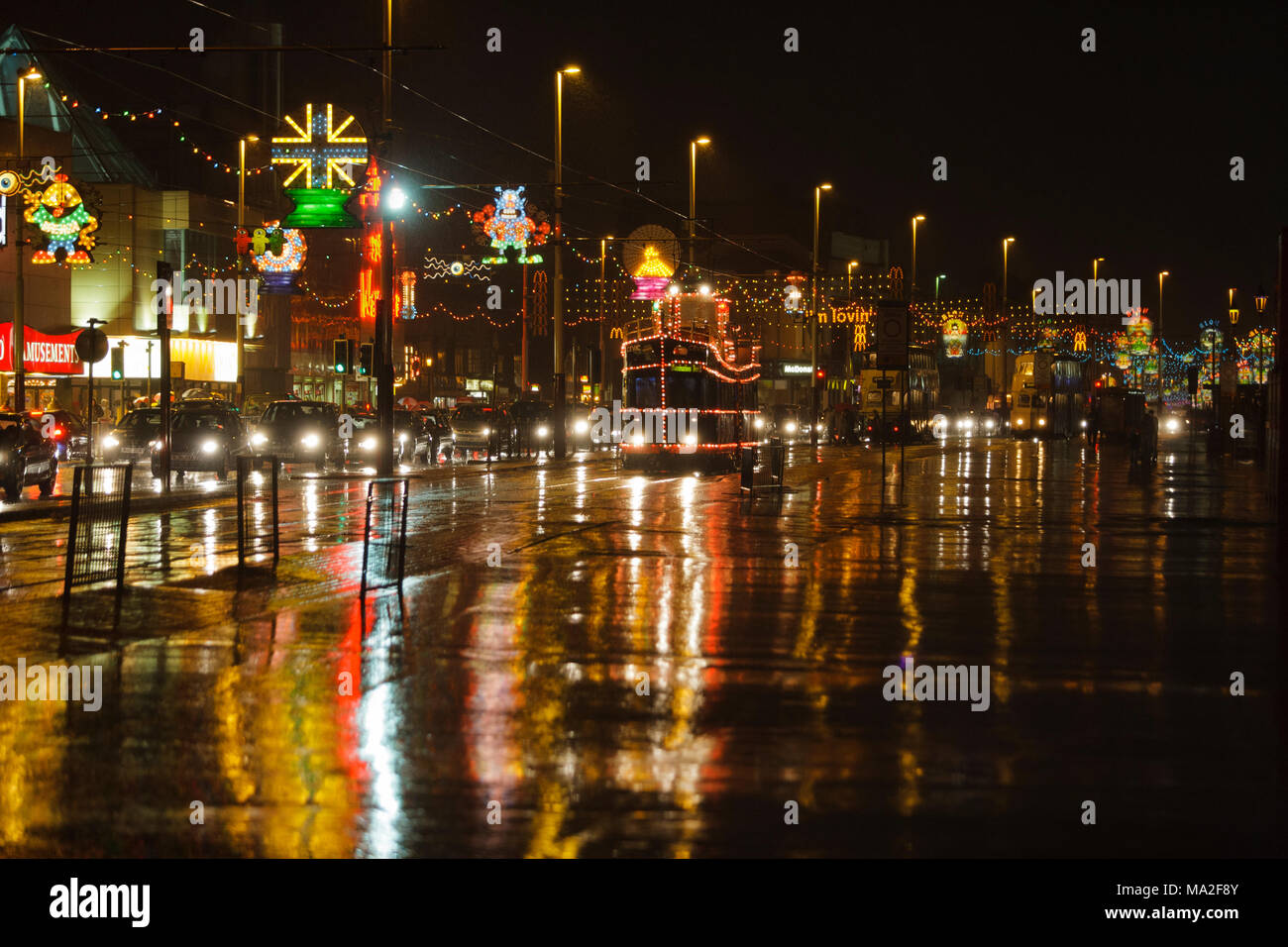 Riflessioni su una notte piovosa sul lungomare di Blackpool, Regno Unito. Foto Stock
