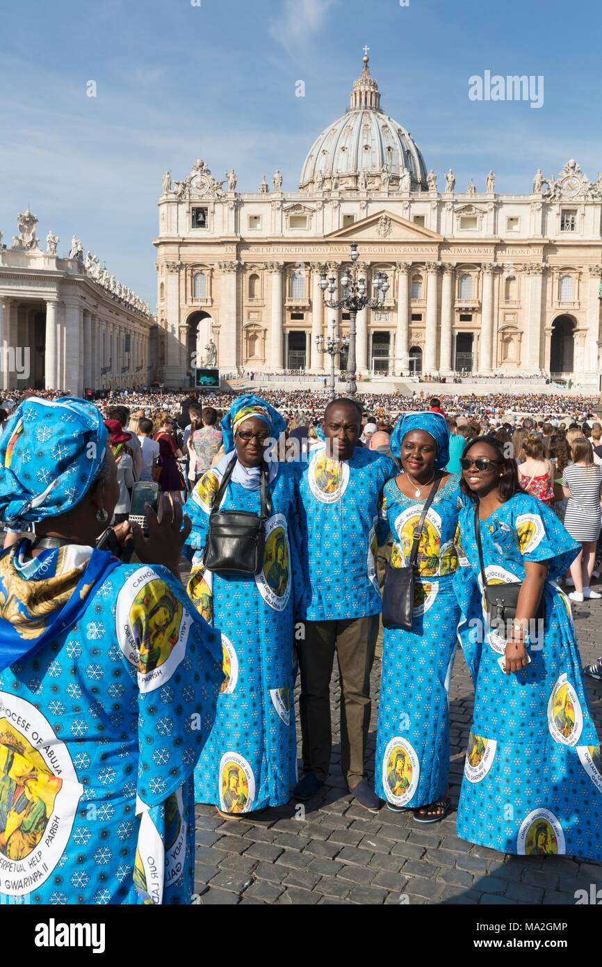 Pellegrini dalla Nigeria in un udienza con il Papa in Piazza San Pietro, il Vaticano, Roma Foto Stock