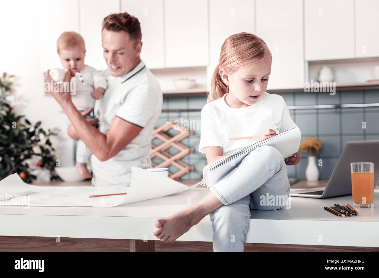 Silhouette di lieto uomo che allattare il suo bambino Foto Stock