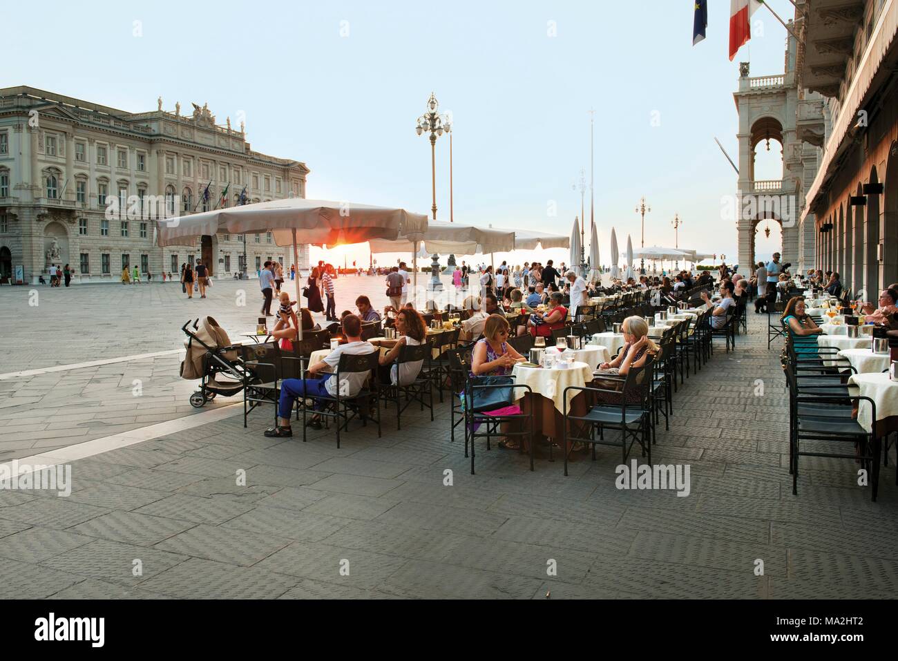 Caffè degli Specchi in Piazza Unita d Italie a Trieste, Italia Foto Stock