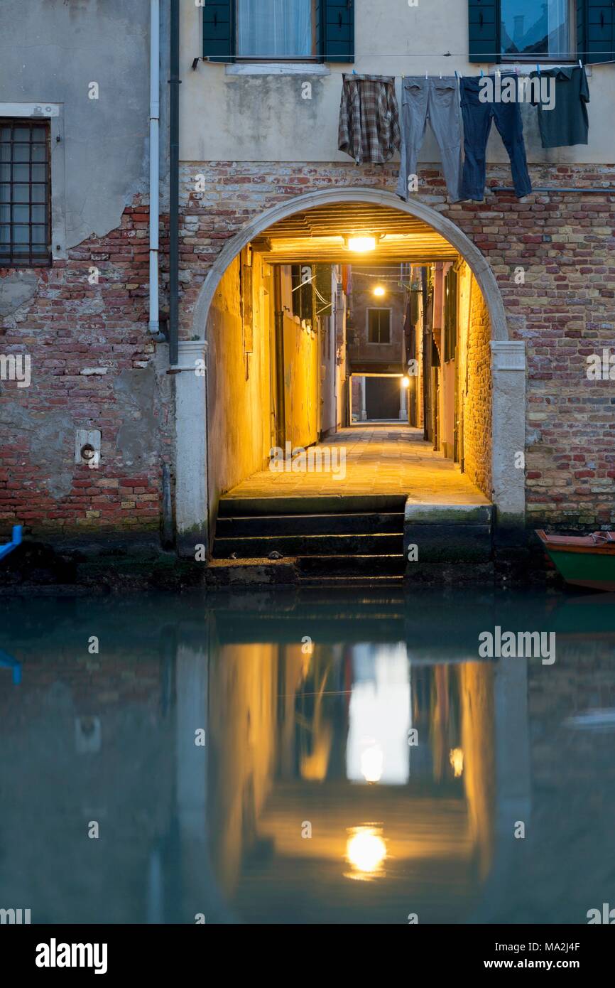 Un vialetto illuminato nel quartiere di Cannaregio, Venezia, Italia Foto Stock