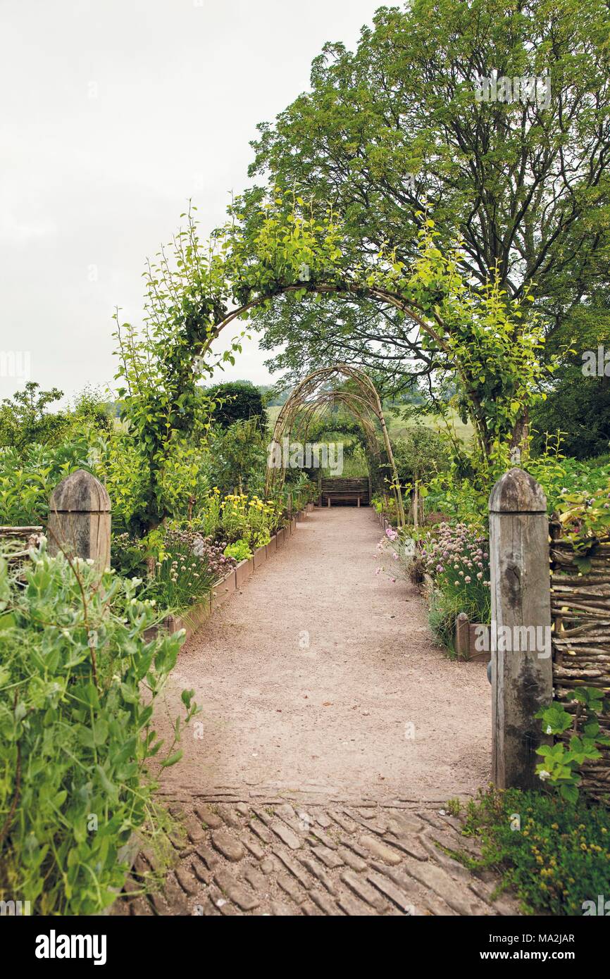 Un giardino progettato da Arne Maynard, Allt-y-bela, Galles del Sud Foto Stock
