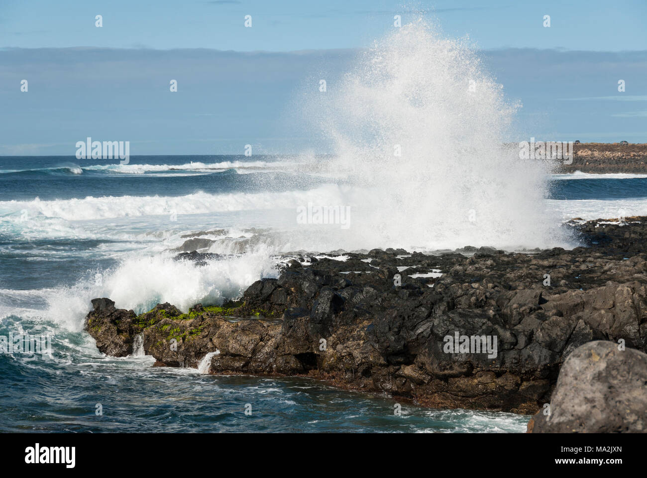 Oceano atlantico onde gli spruzzi di acqua sulle rocce della costa di Lanzarote Foto Stock