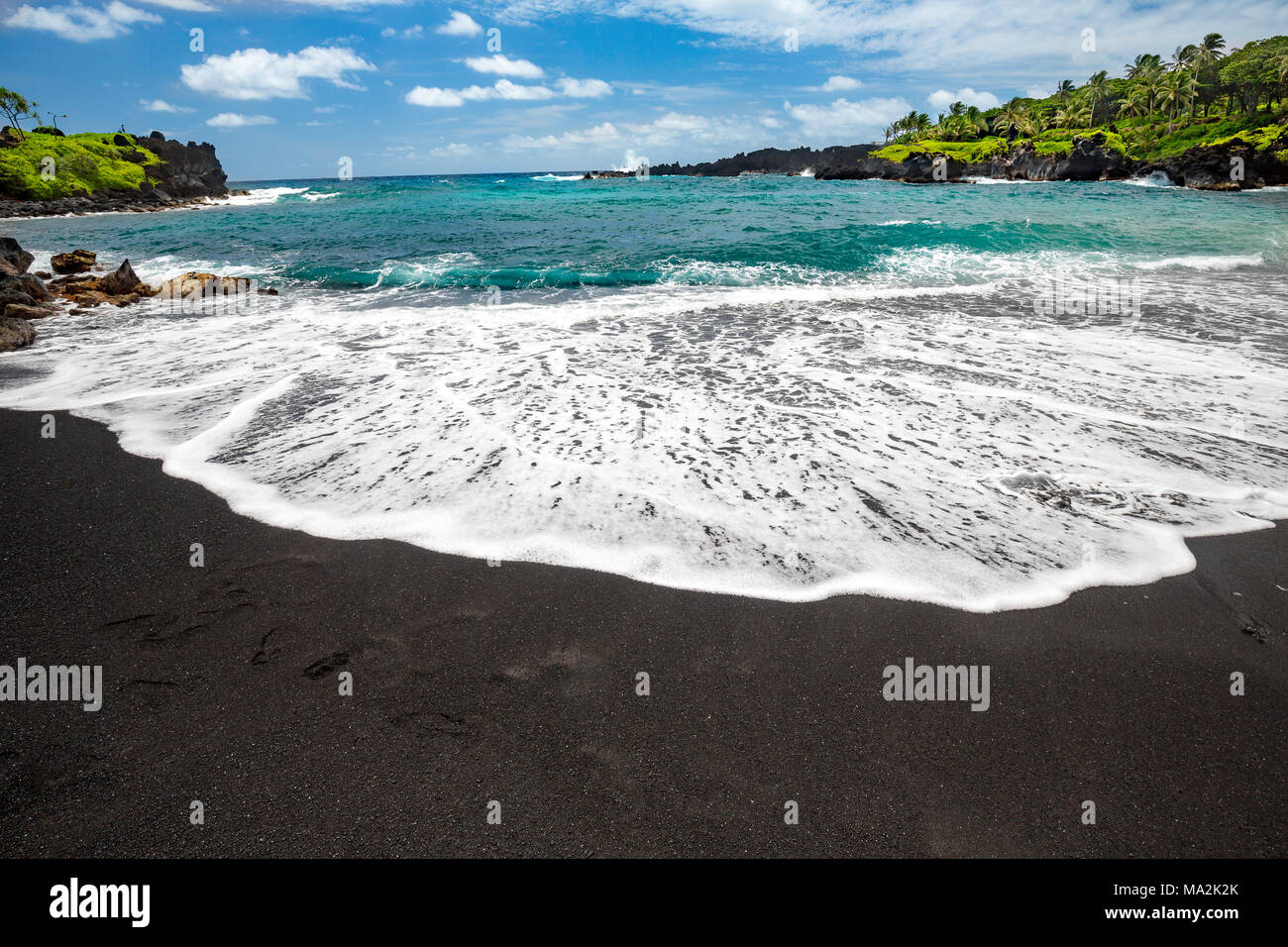 La spiaggia di sabbia nera a Waianapanapa State Park, Maui, Hawaii. Foto Stock
