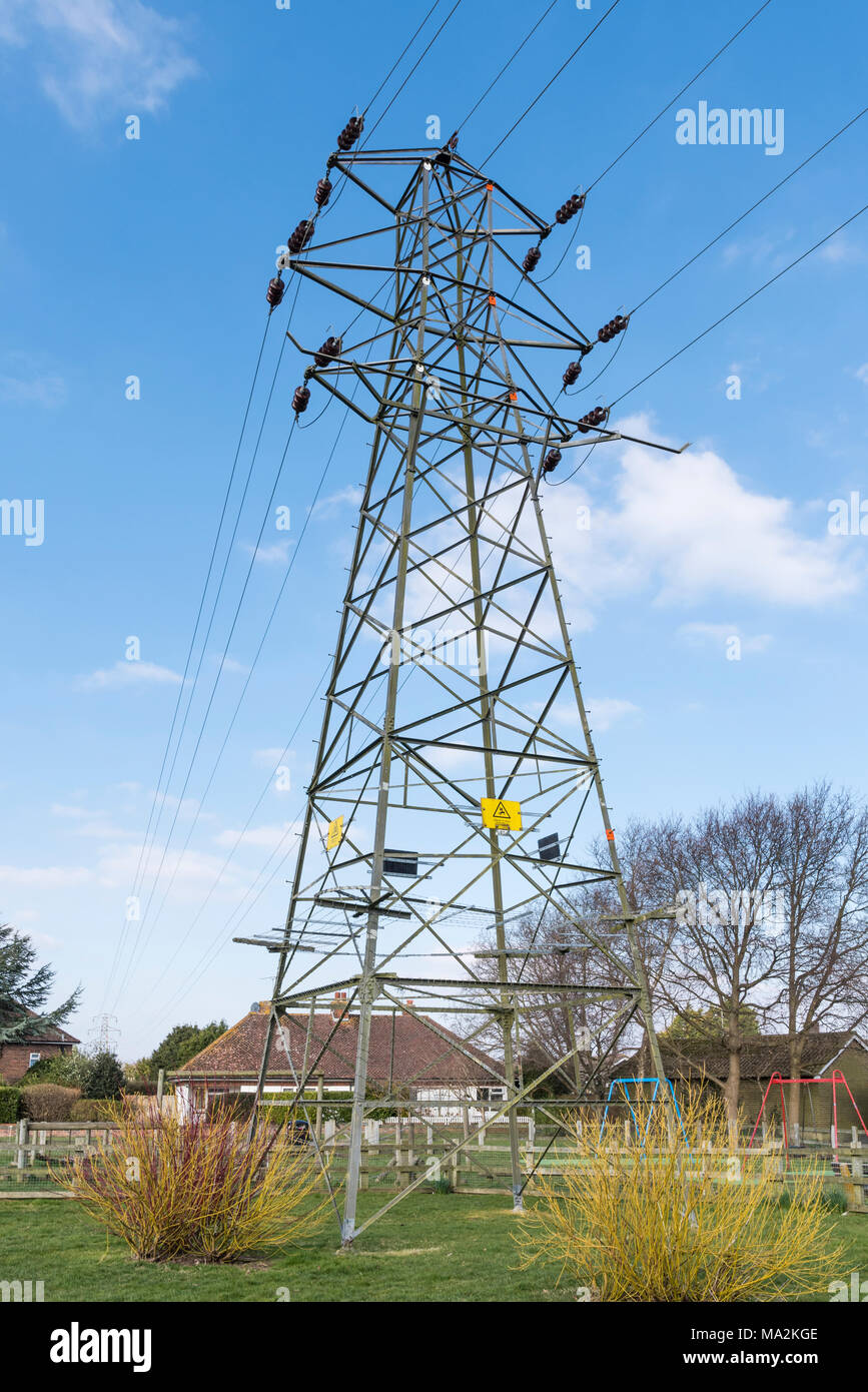 Pilone di elettricità e fili che trasportano energia elettrica sulla rete nazionale nel Regno Unito. Foto Stock