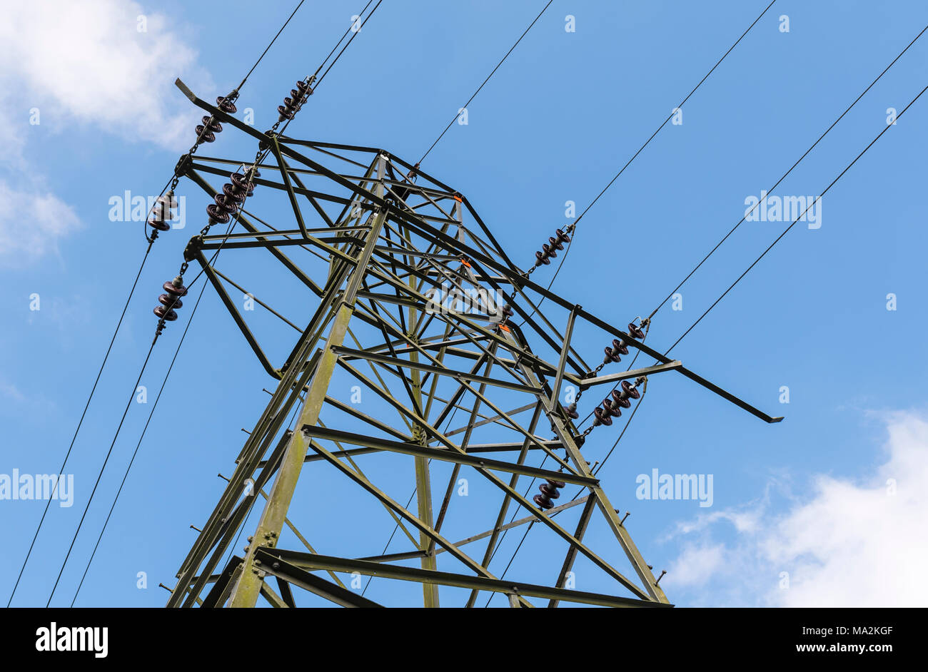 Pilone di elettricità e fili che trasportano energia elettrica sulla rete nazionale nel Regno Unito. Foto Stock