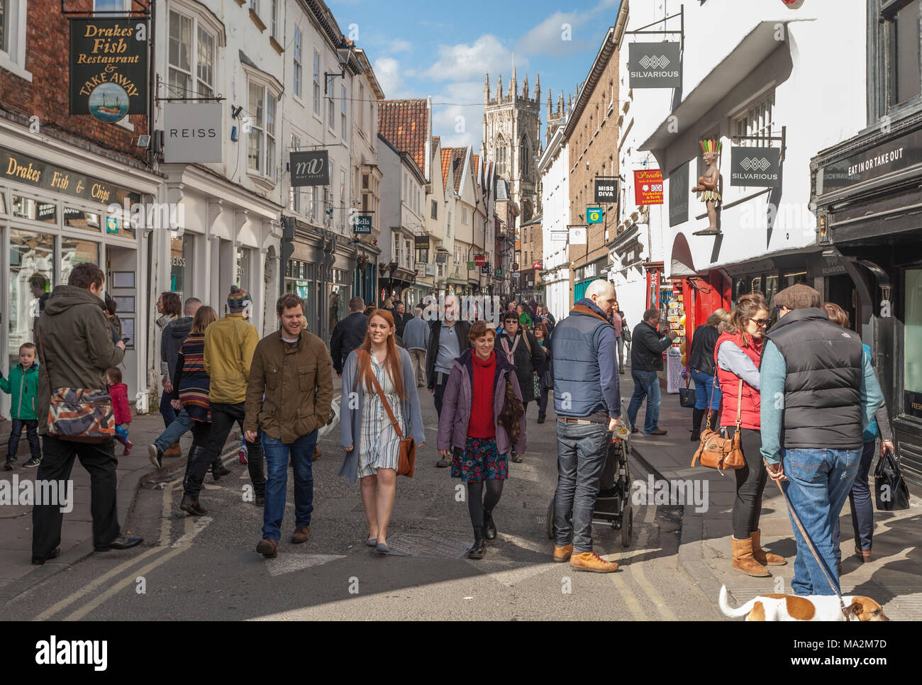 Una scena di strada in bassa Petergate,York,North Yorkshire, Inghilterra,UK con il Ministro in background Foto Stock