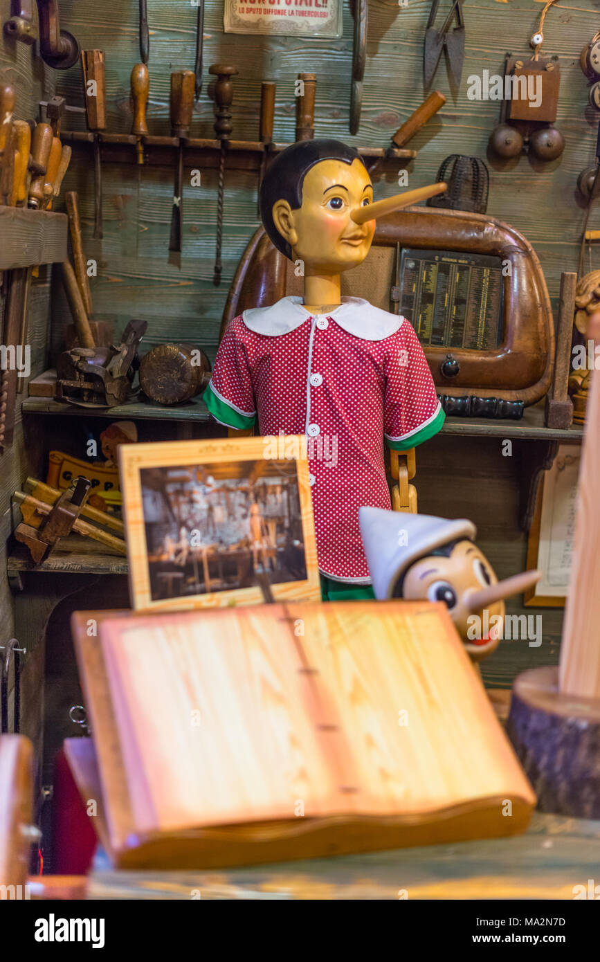 Bartolucci tradizionale negozio di giocattoli di legno di Pinocchio bambole in Via dei Pastini, Roma, lazio, Italy. Foto Stock