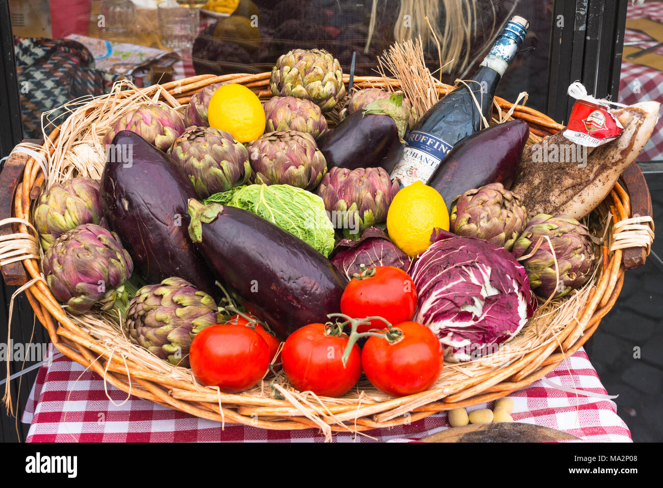 Ristorante display con verdure e vino a Campo dei fiori piazza del mercato, Roma, lazio, Italy. Foto Stock