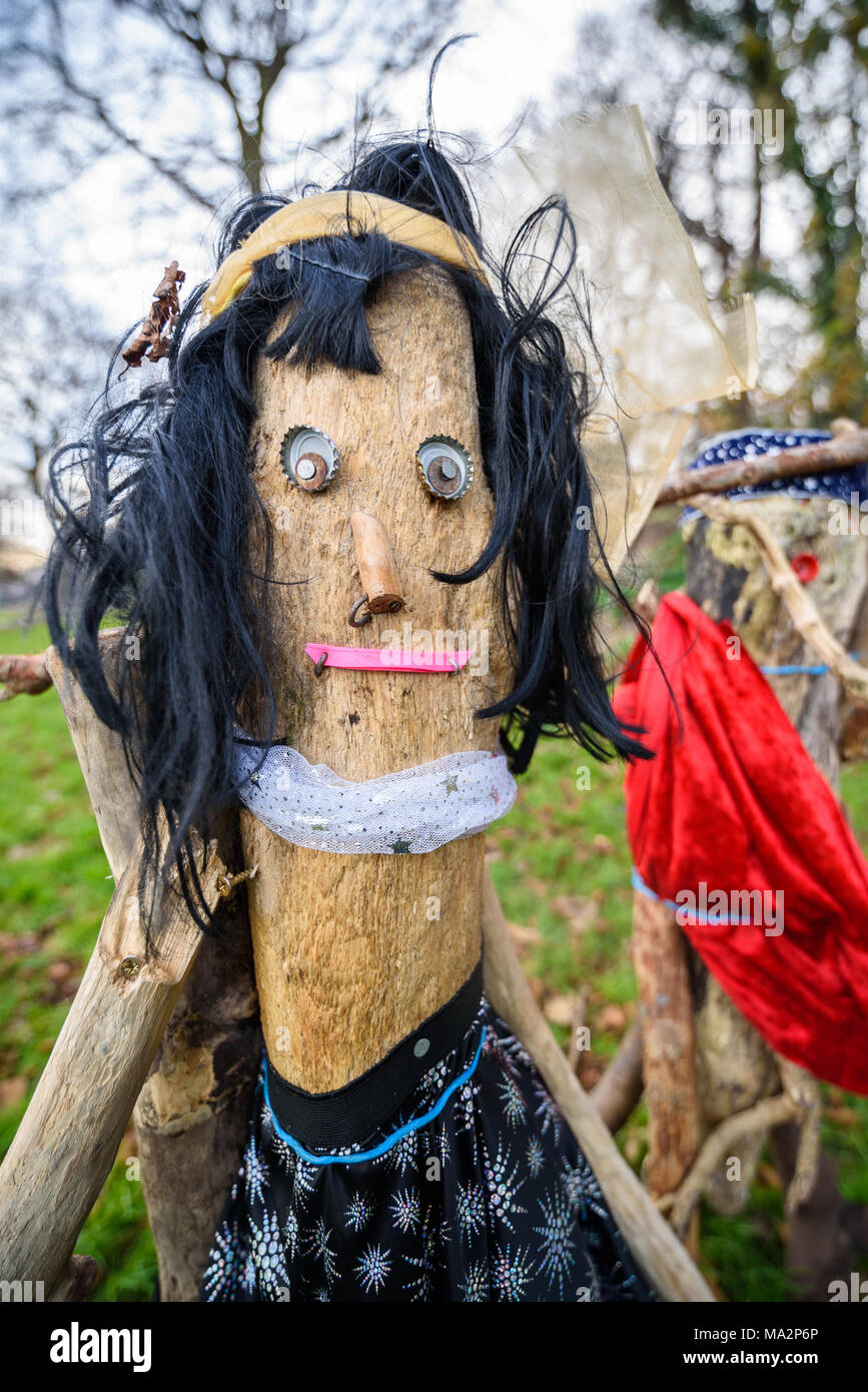 Un burattino di legno lo spaventapasseri. Foto Stock