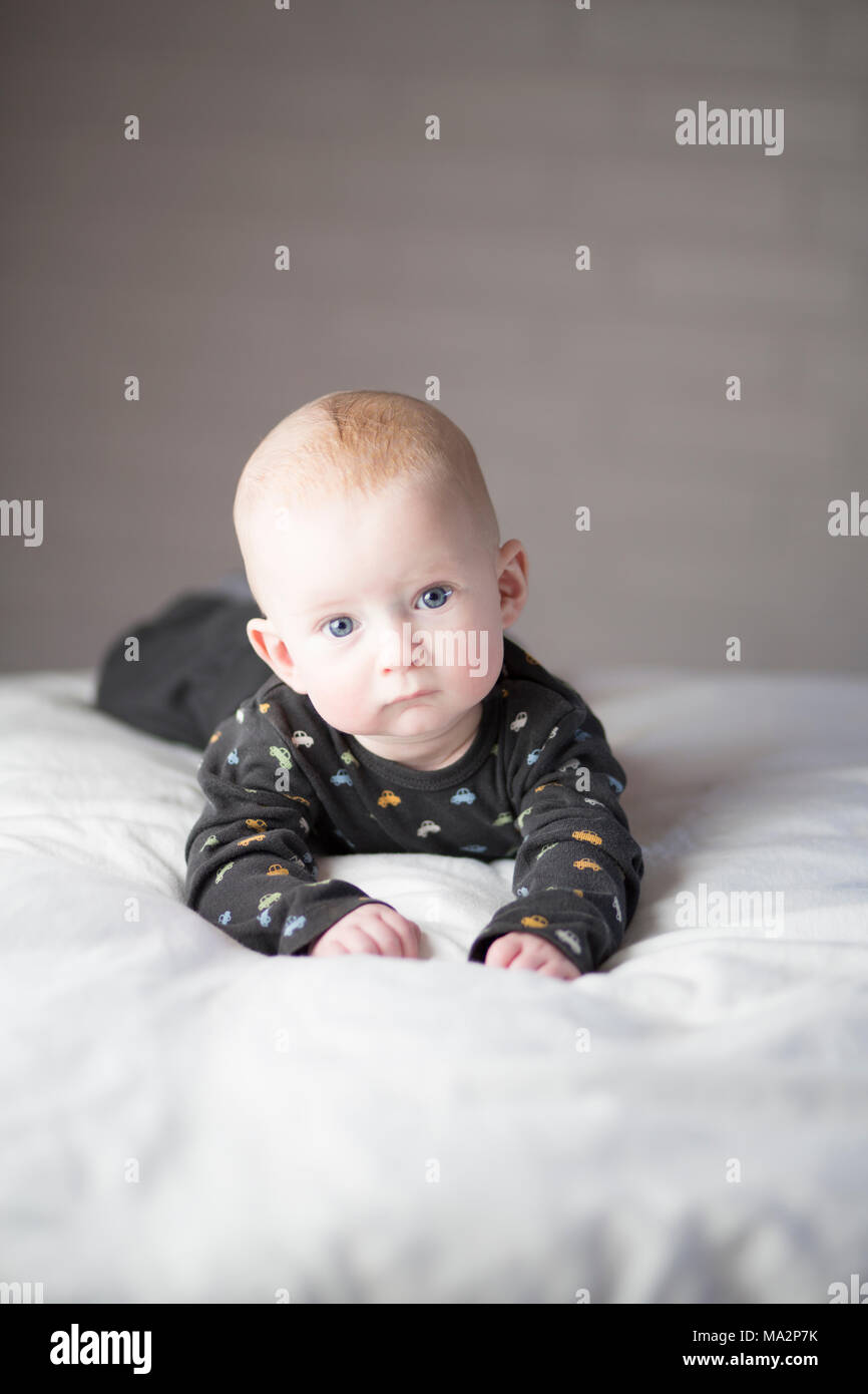 Ritratto del bambino carino con un'espressione sincera Foto Stock