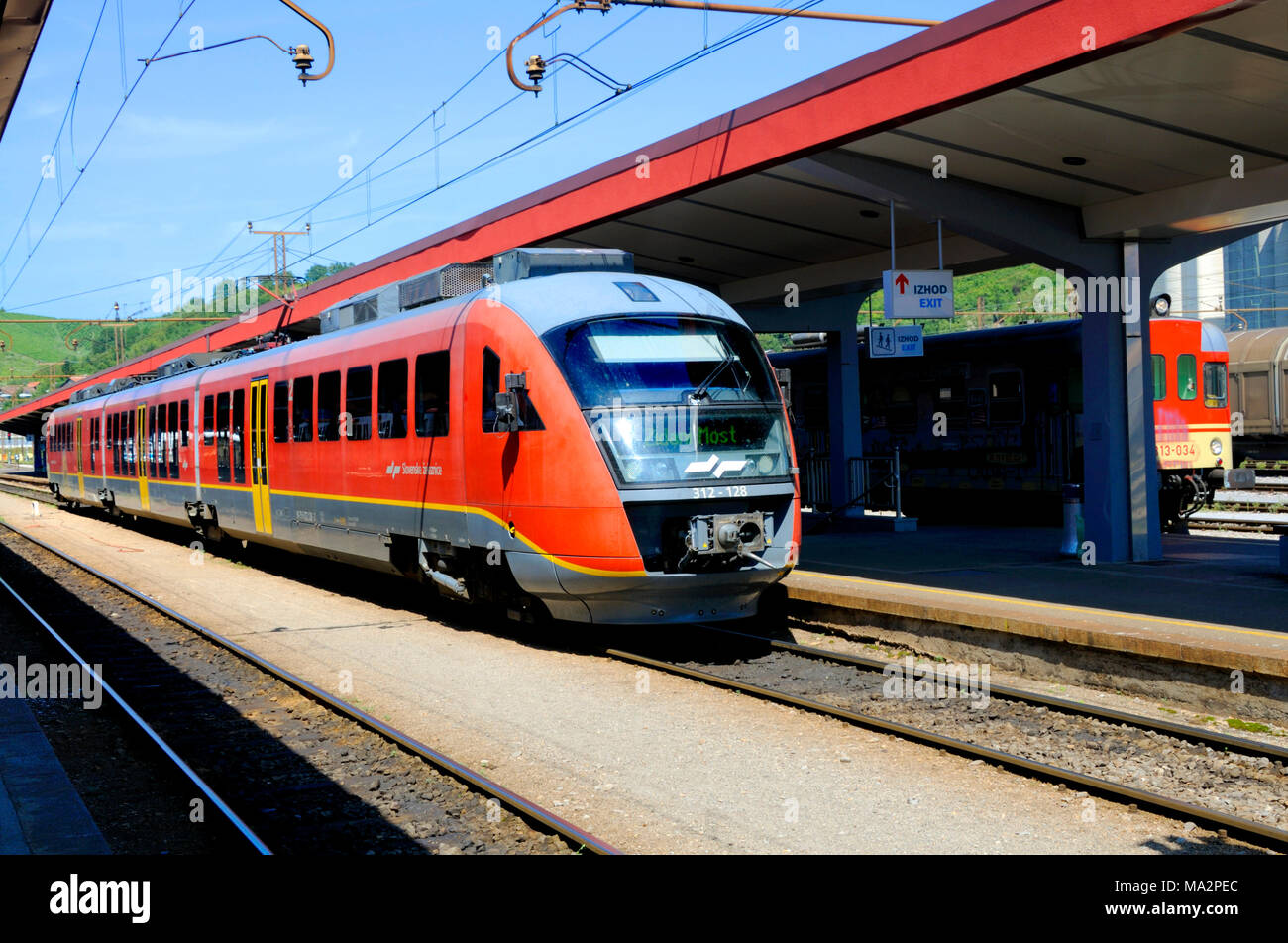 Maribor, Stajerska, Slovenia. La stazione ferroviaria principale. Treno locale (Siemens Desiro EMG 312 SR 31E) a livello di piattaforma Foto Stock