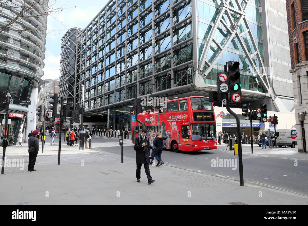 La gente camminare passato Walbrook edificio e Cannon Street Station al di fuori della nuova Bloomberg sede europea nella City di Londra UK KATHY DEWITT Foto Stock