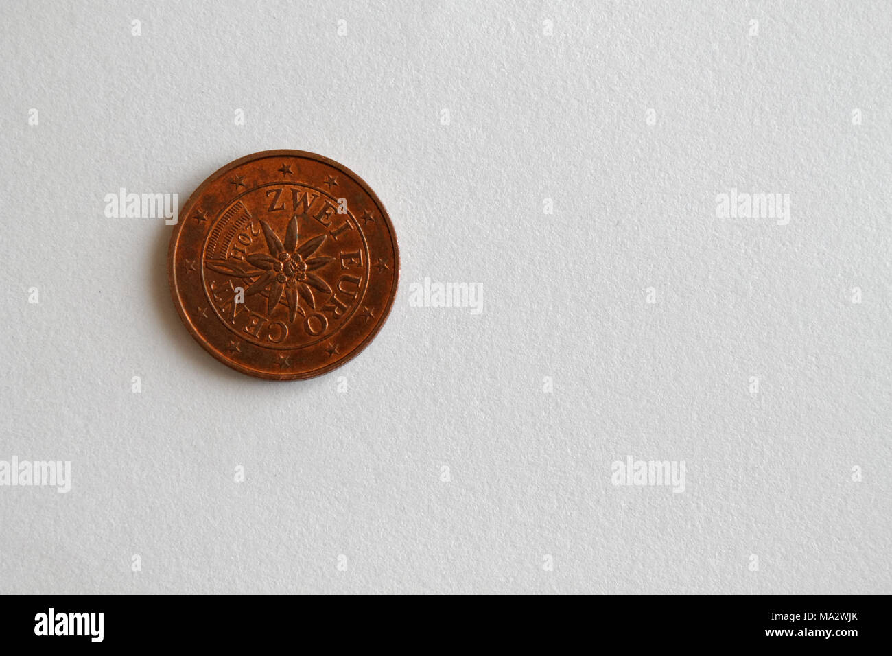 Un euro moneta giacciono su isolato sfondo bianco denominazione è di due euro cent - Lato posteriore Foto Stock