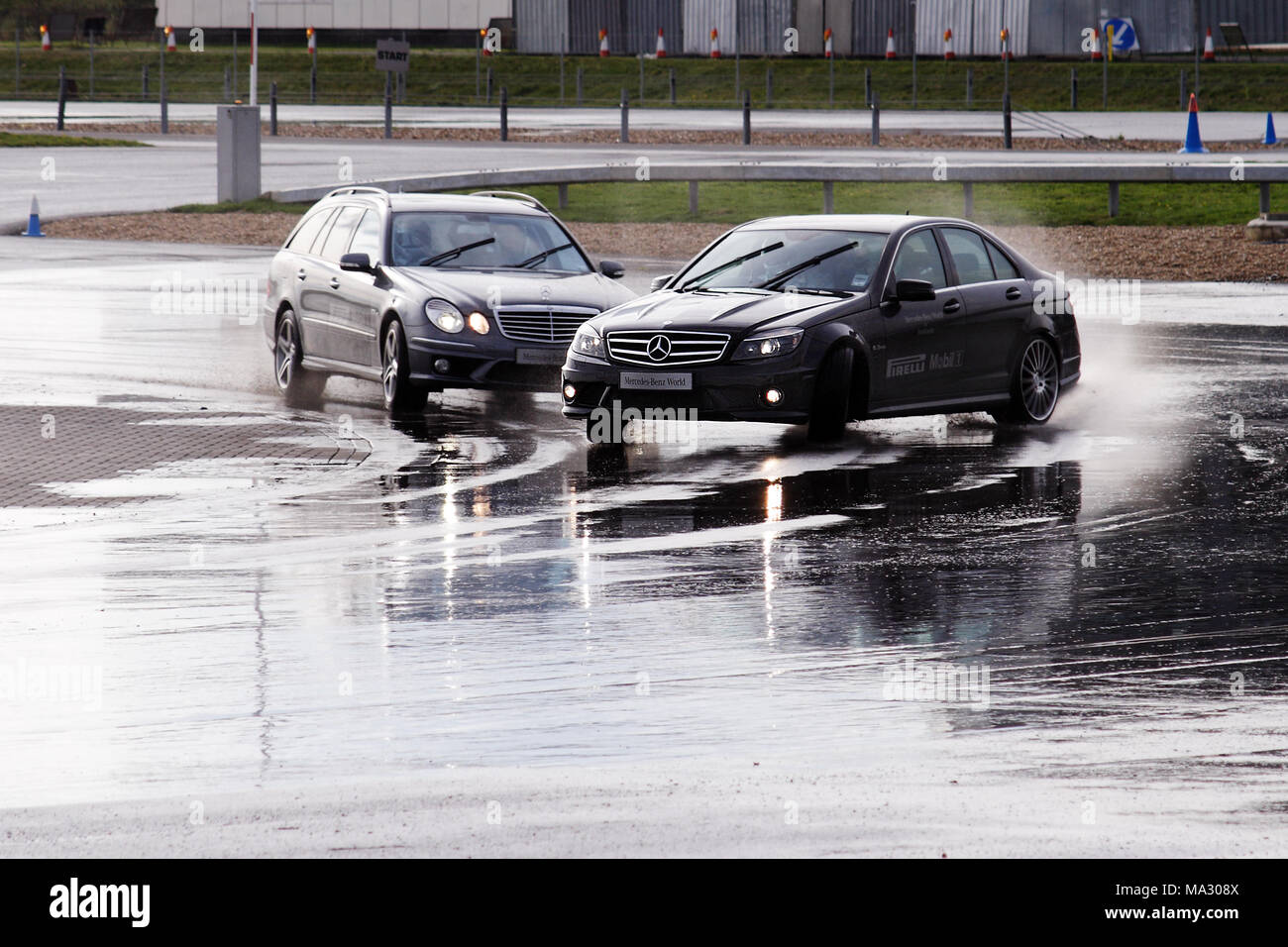 Mercedes C63 AMG su skid pan al Mercedes-Benz World, Brooklands nel Weybridge, Inghilterra. Foto Stock