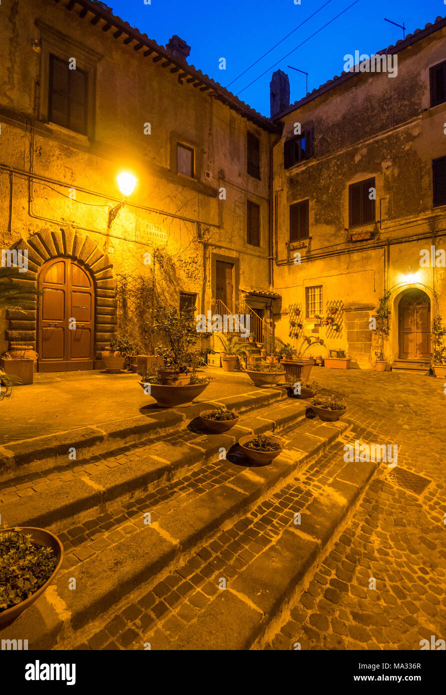Di Bracciano (Italia) - Centro storico medievale della cittadina in provincia di Roma famosa per il suo castello e il lago. Qui nel blu ora. Foto Stock