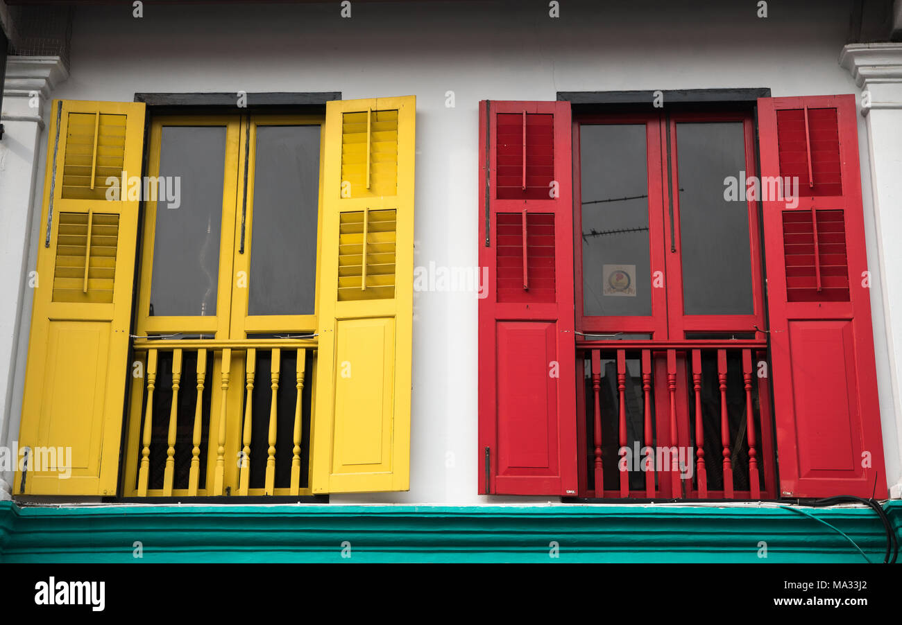 Colorato di persiane alle finestre in Singapore Foto Stock