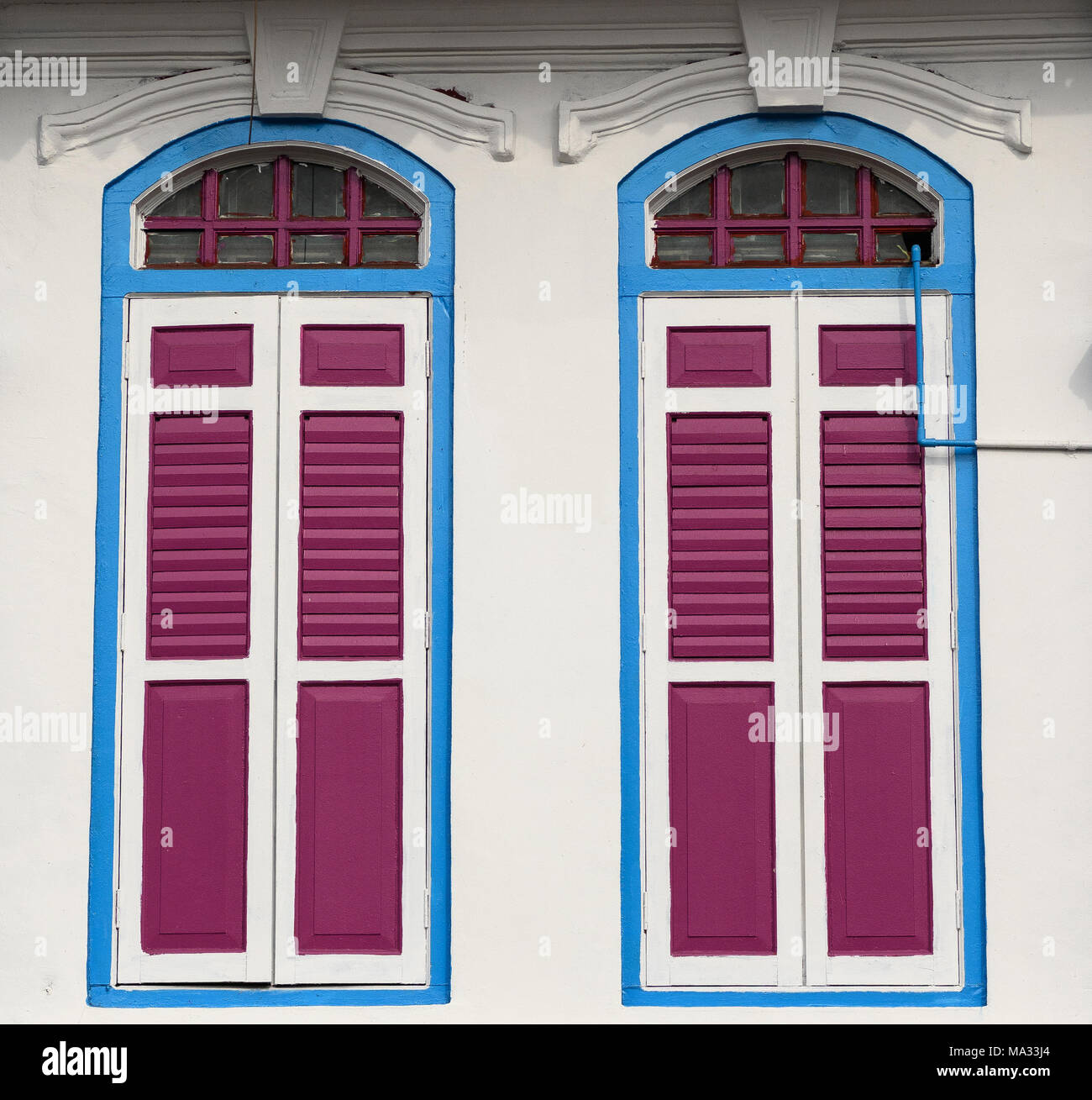 Colorato di persiane alle finestre in Singapore Foto Stock