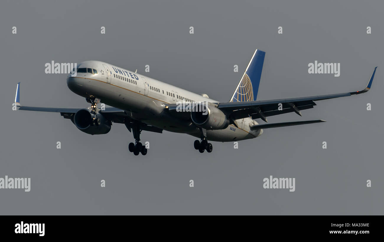 United Airlines Boeing 757 l'atterraggio all' Aeroporto di Heathrow Foto Stock