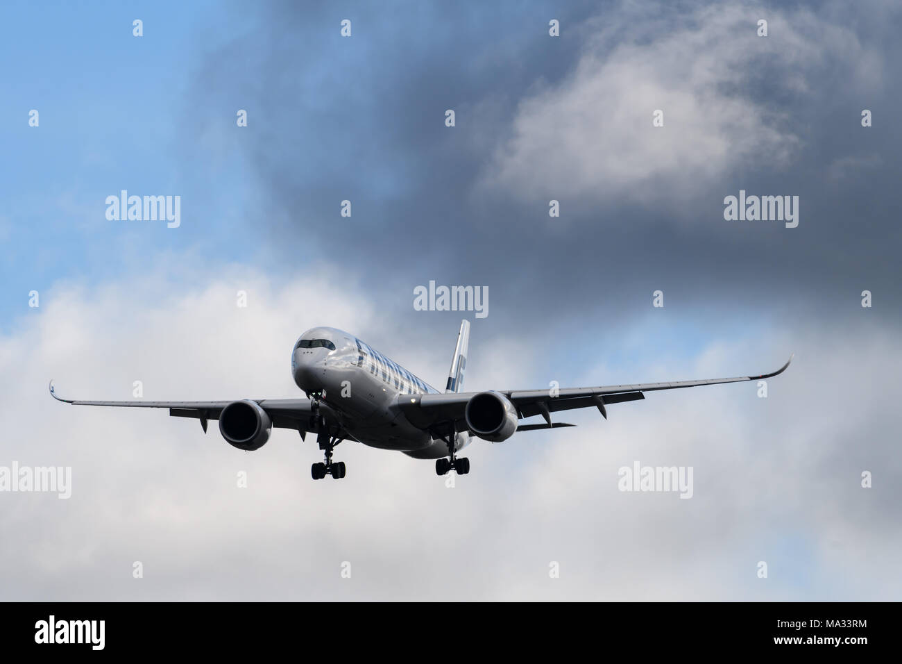 Compagnie aeree Finnair Airbus A350 che arrivano all'aeroporto di Londra Heathrow Foto Stock