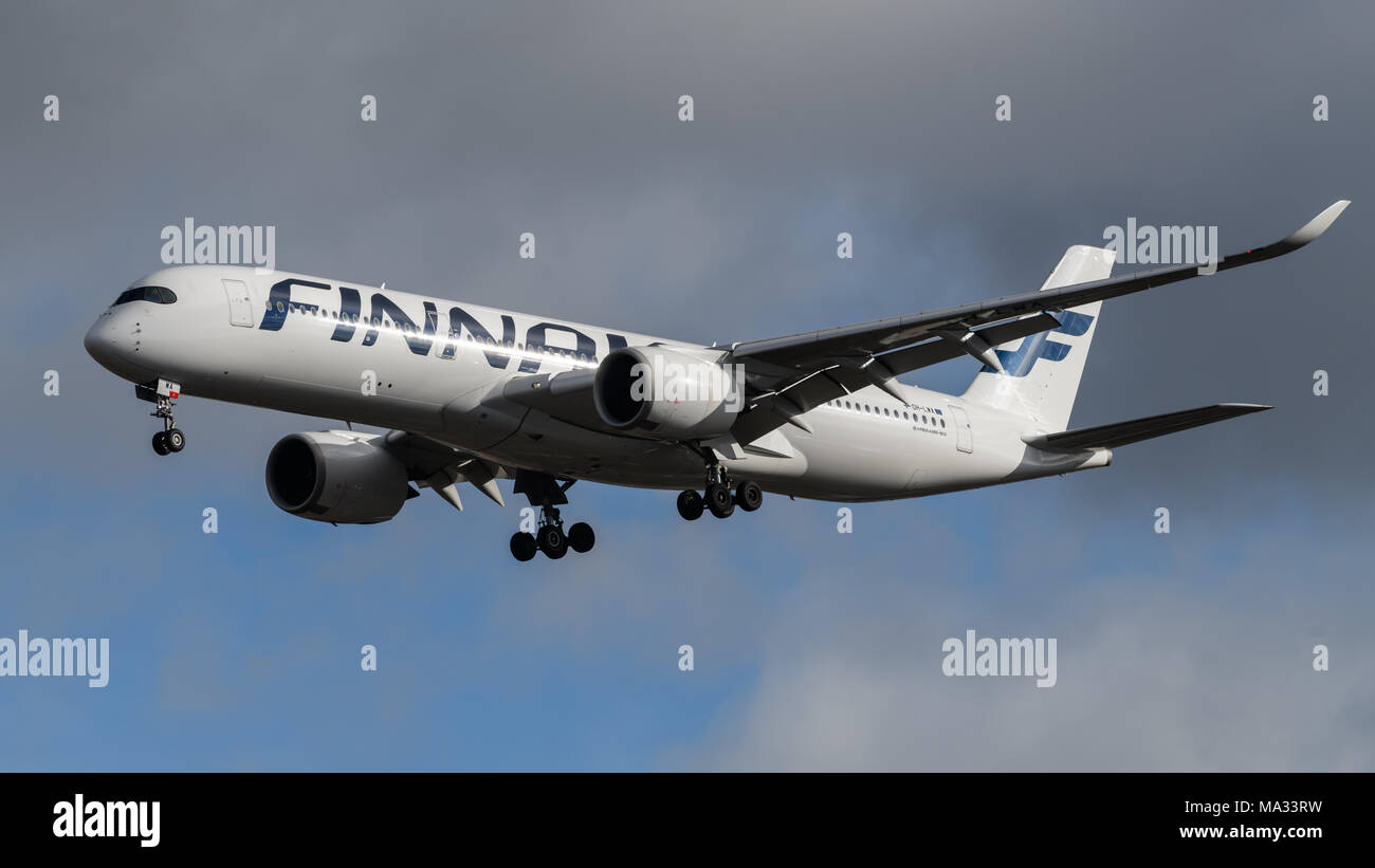 Compagnie aeree Finnair Airbus A350 che arrivano all'aeroporto di Londra Heathrow Foto Stock